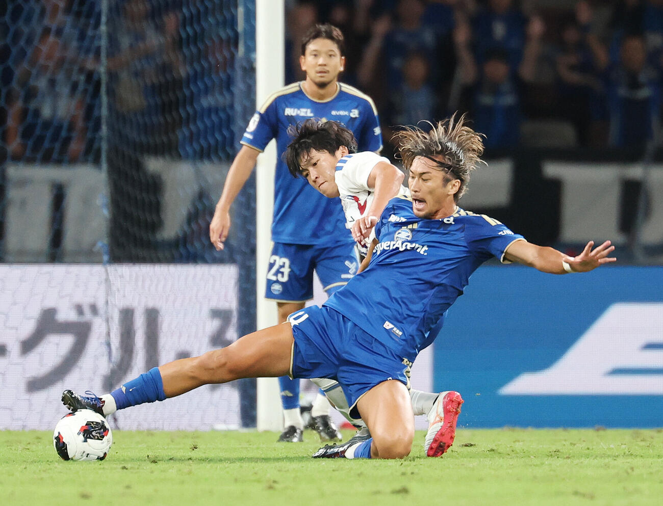 町田対横浜　前半、競り合う横浜谷村海那（後方）と町田菊池ダビド流帆（撮影・宮地輝）