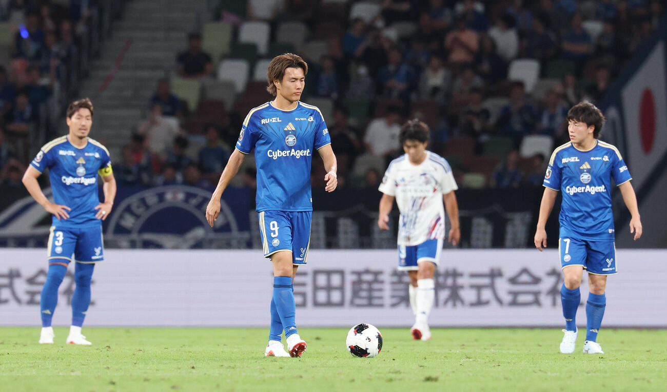 町田対横浜　前半、横浜谷村海那にゴールを奪われ厳しい表情の町田小川航基（撮影・宮地輝）
