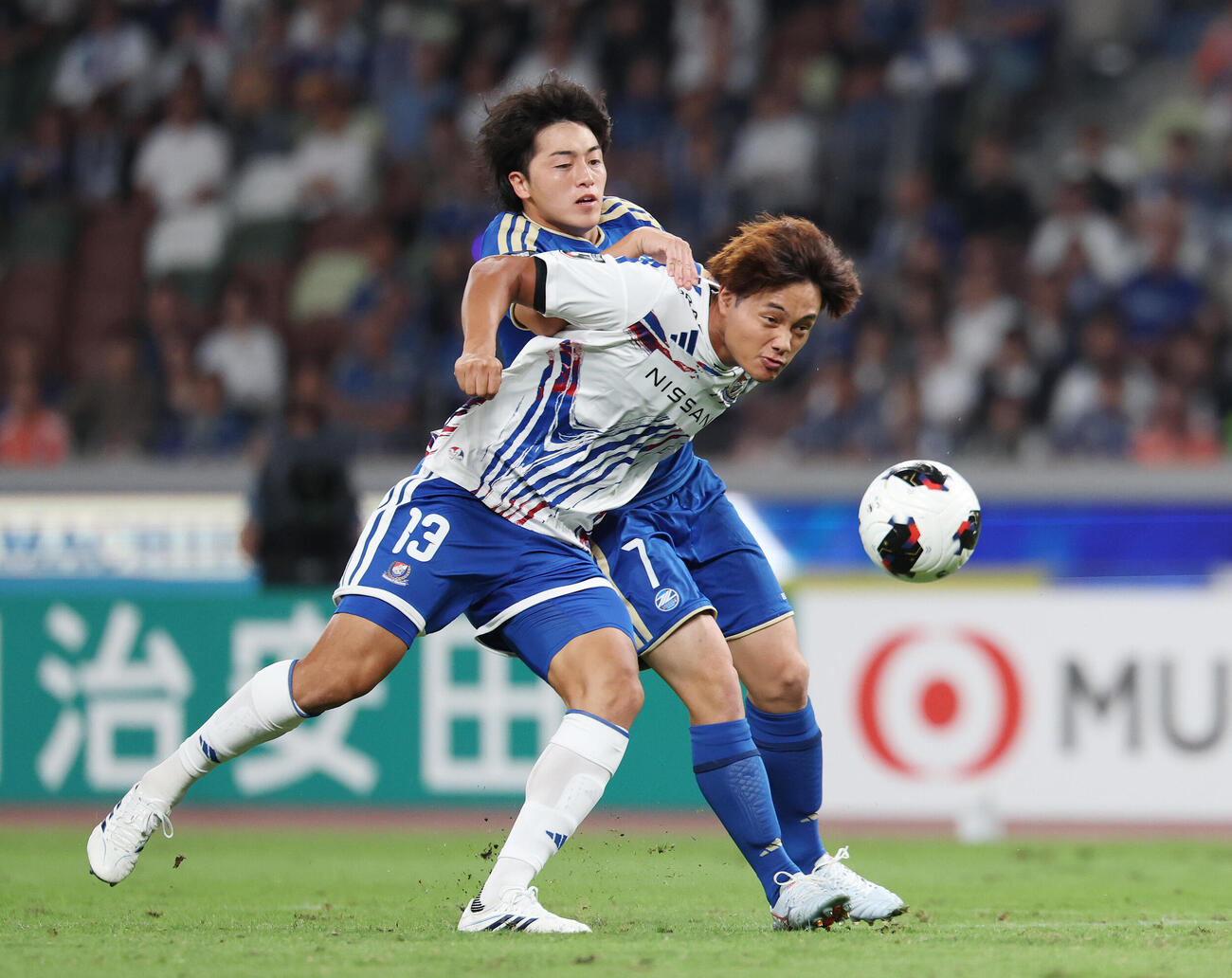 町田対横浜　前半、町田相馬勇紀（後方）を抑える横浜井上太聖（撮影・宮地輝）