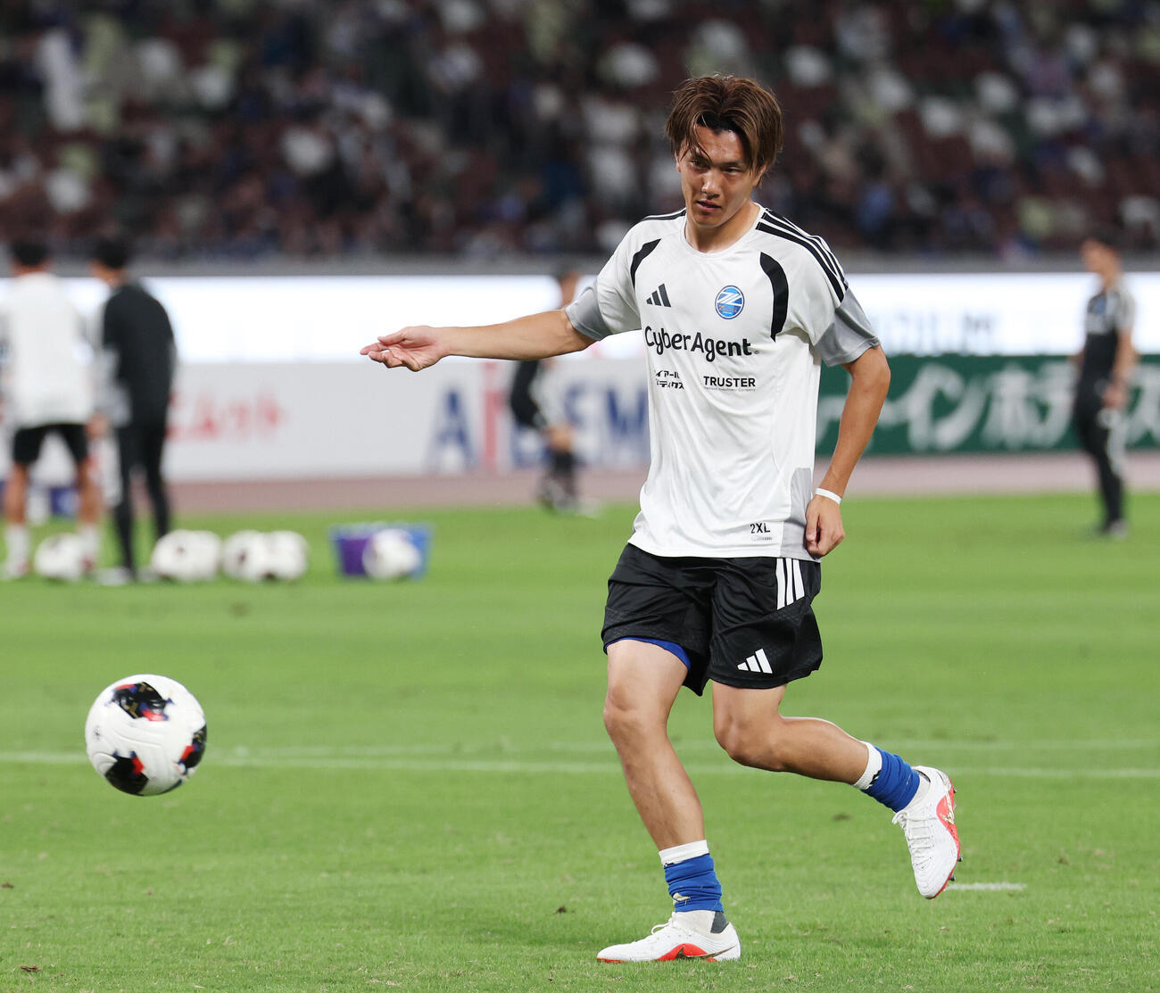 町田対横浜　試合前、ウオーミングアップでシュートする町田小川航基（撮影・宮地輝）