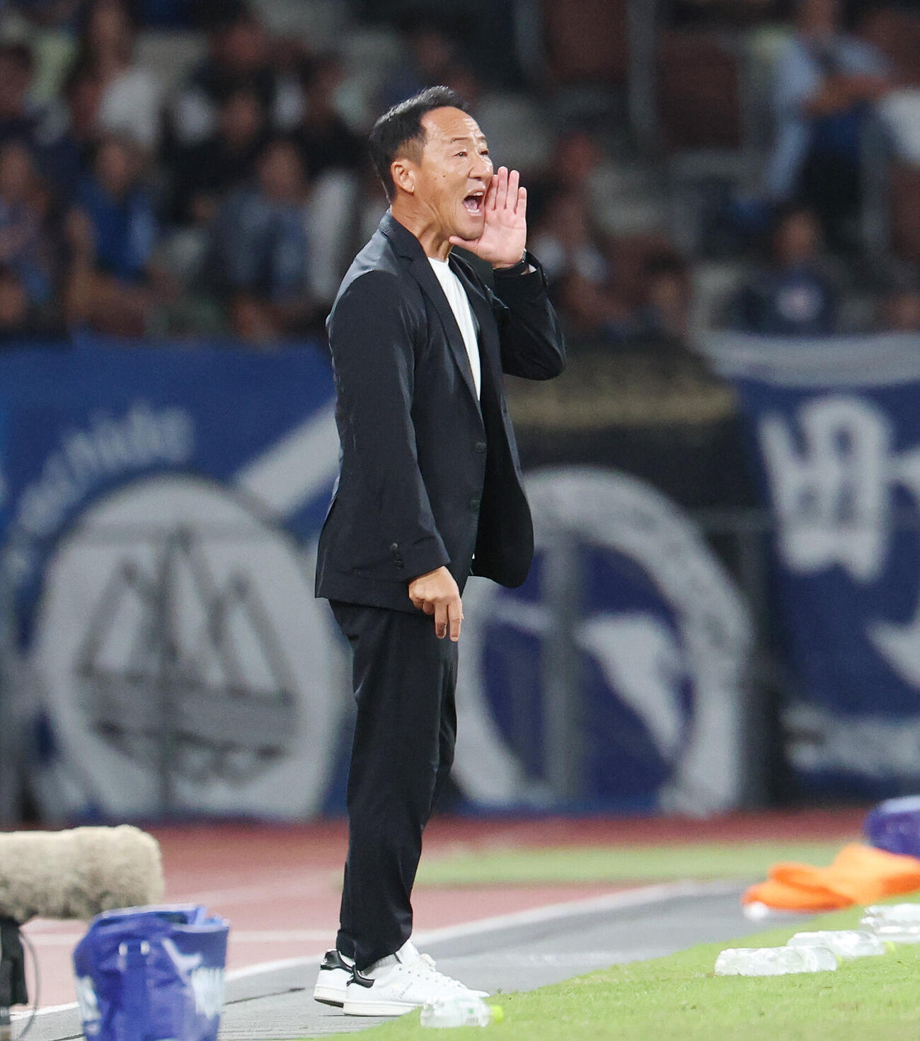 町田対横浜　後半、指示を出す町田黒田剛監督（撮影・宮地輝）