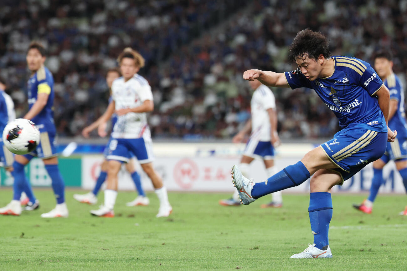町田対横浜　後半、クリアする町田相馬勇紀（撮影・宮地輝）