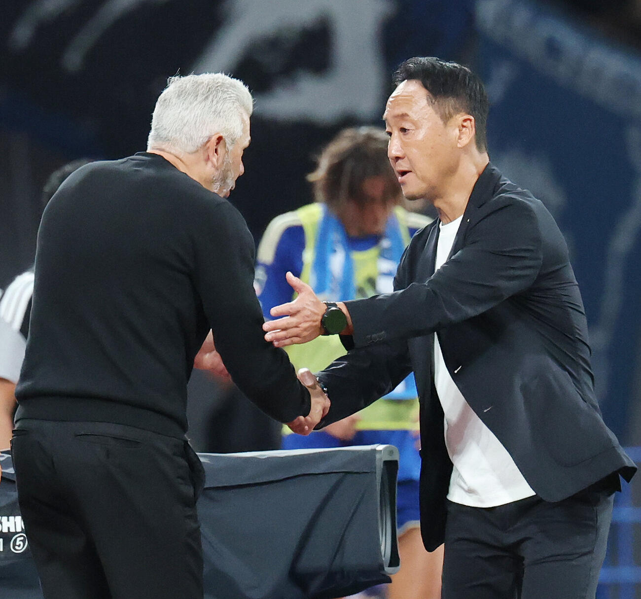 町田対横浜　試合後、横浜スティーブ・コリカ監督（左）と握手する町田黒田剛監督（撮影・宮地輝）