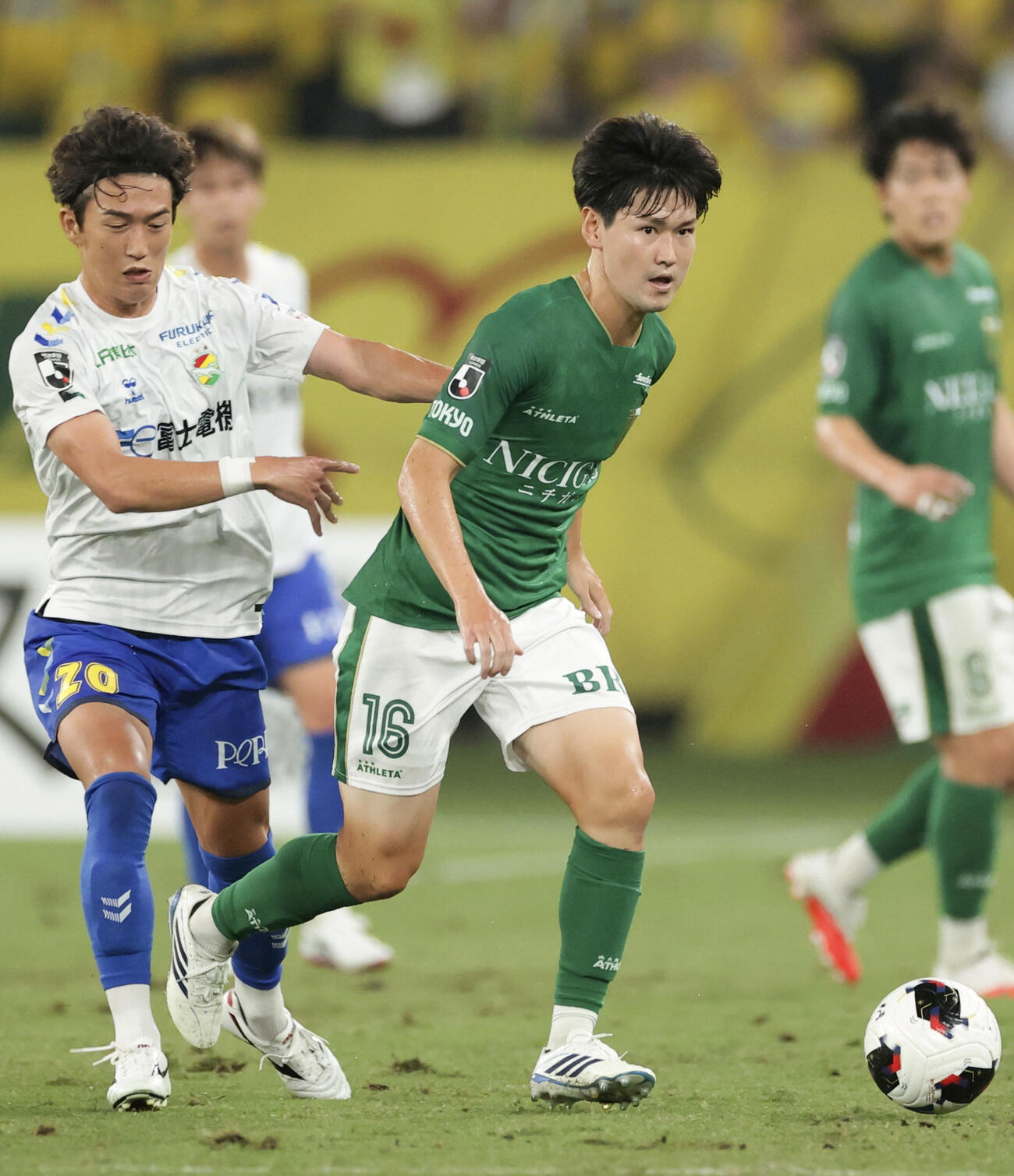 東京V対千葉　前半、攻め込む東京V・平川（16）（共同）