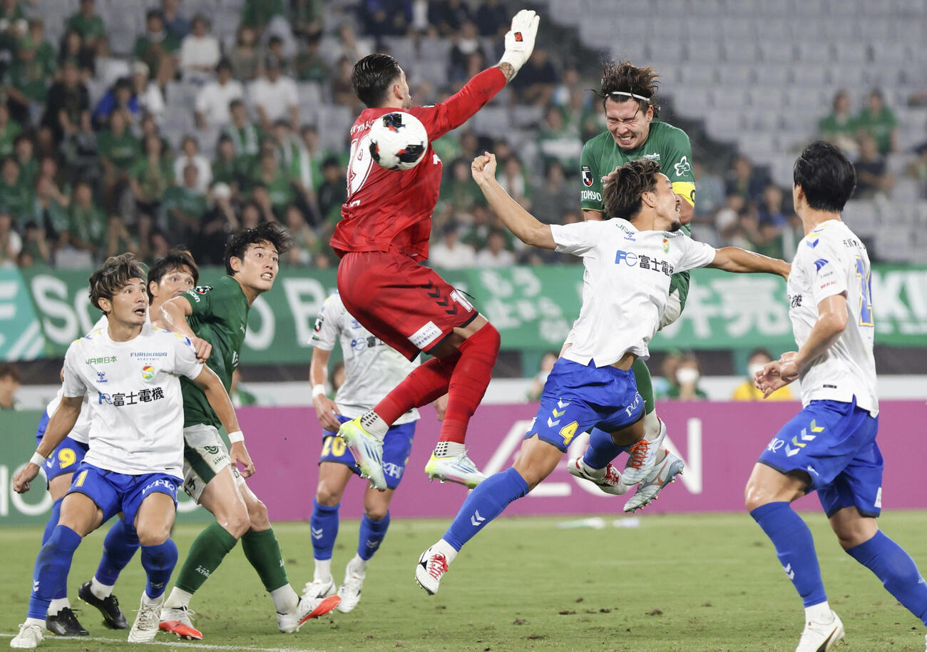東京V対千葉　試合終了間際、ヘディングで同点ゴールを決める東京V・林（右上）（共同）