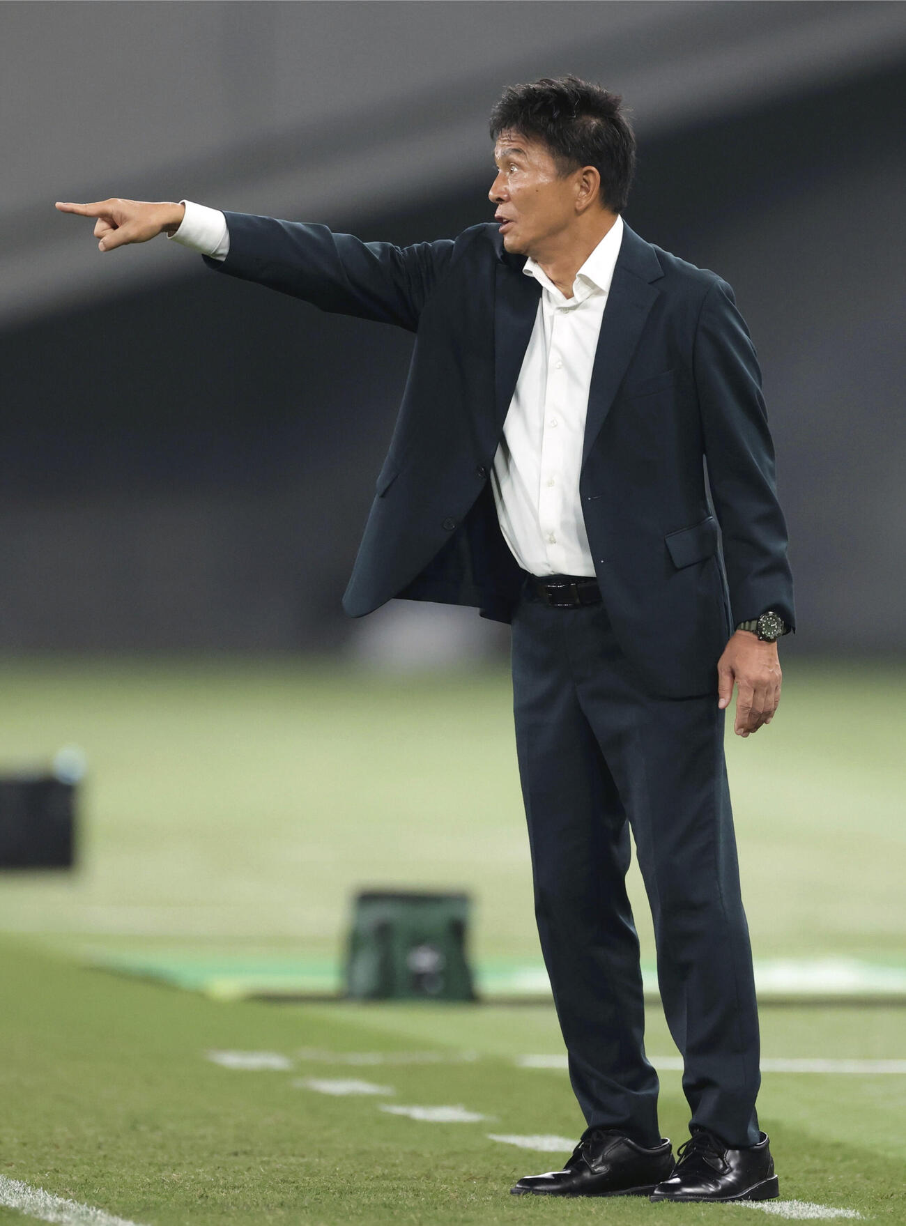 東京V－千葉　後半、指示を出す東京V・城福監督＝味スタ（共同）