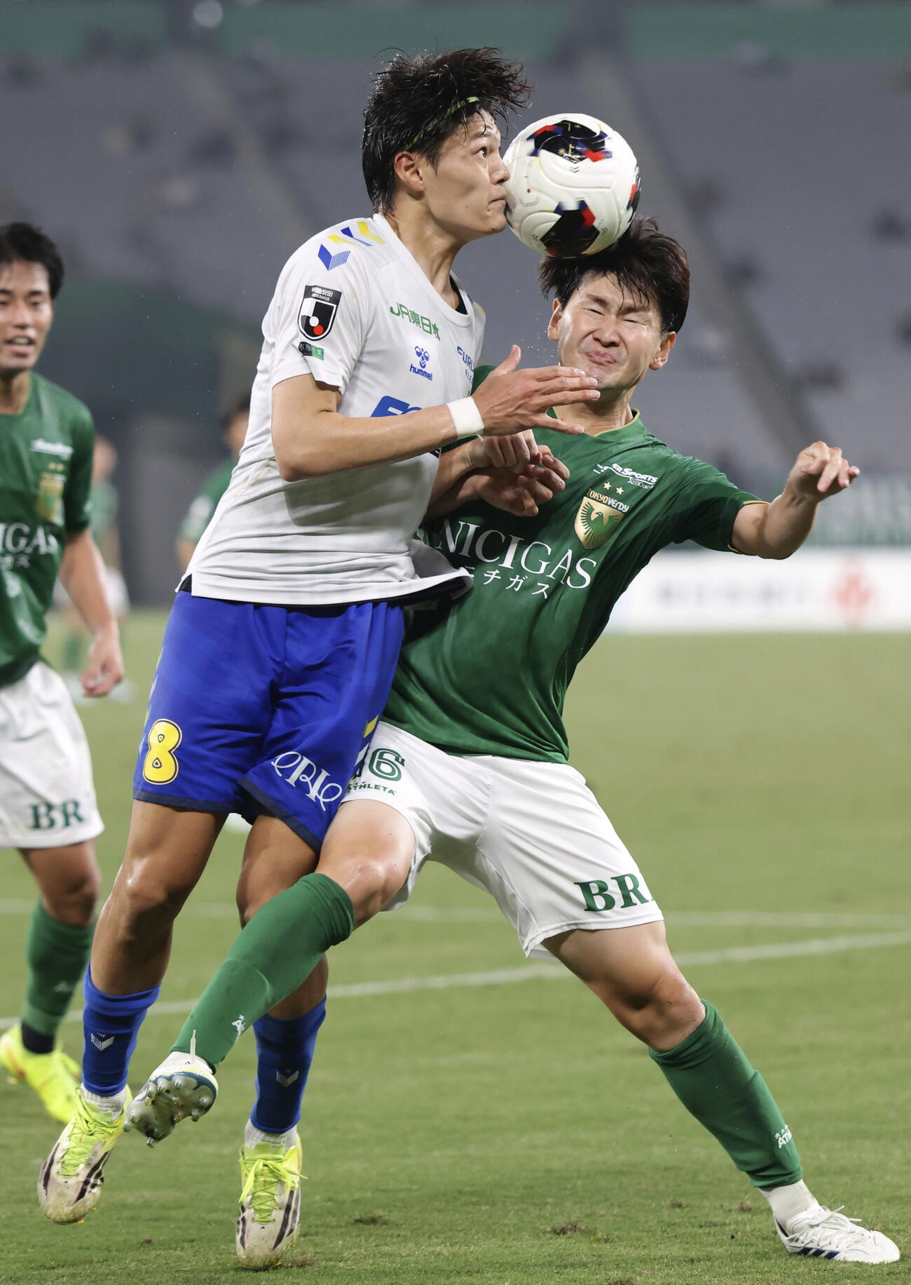 東京V対千葉　後半、ヘディングで競り合う千葉・津久井（左）と東京V・平川（共同）
