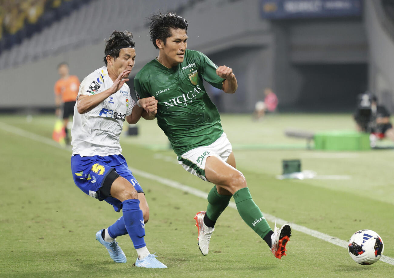東京V対千葉　後半、競り合う千葉・小林（左）と東京V・一美（共同）