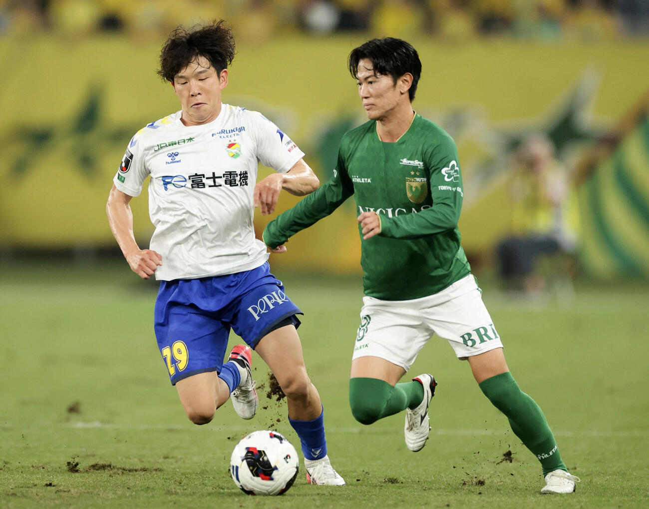 東京V対千葉　前半、競り合う千葉・矢村（左）と東京V・斎藤（共同）