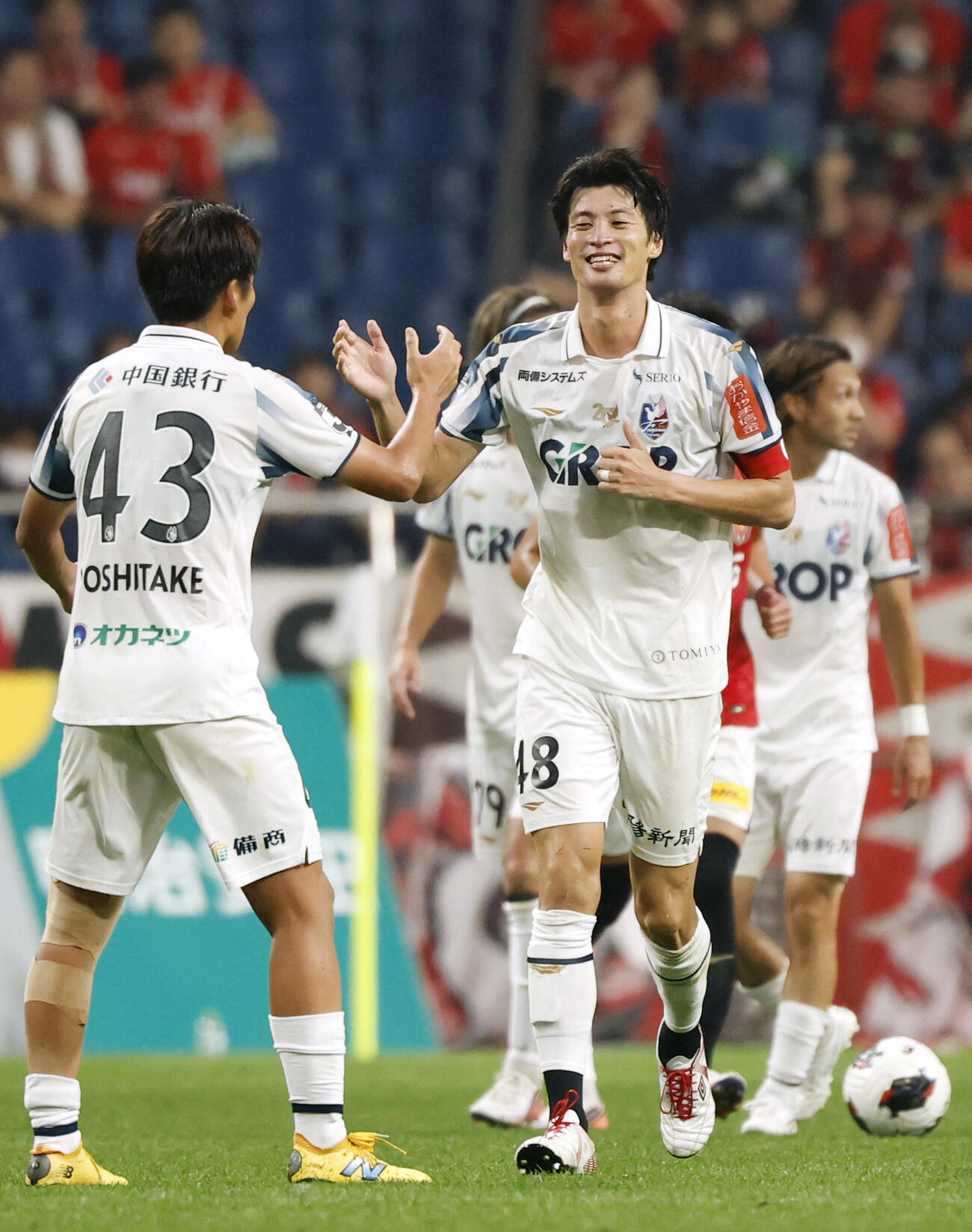 浦和対岡山　試合終了間際、決勝ゴールを決めタッチを交わす岡山立田（右）（共同）
