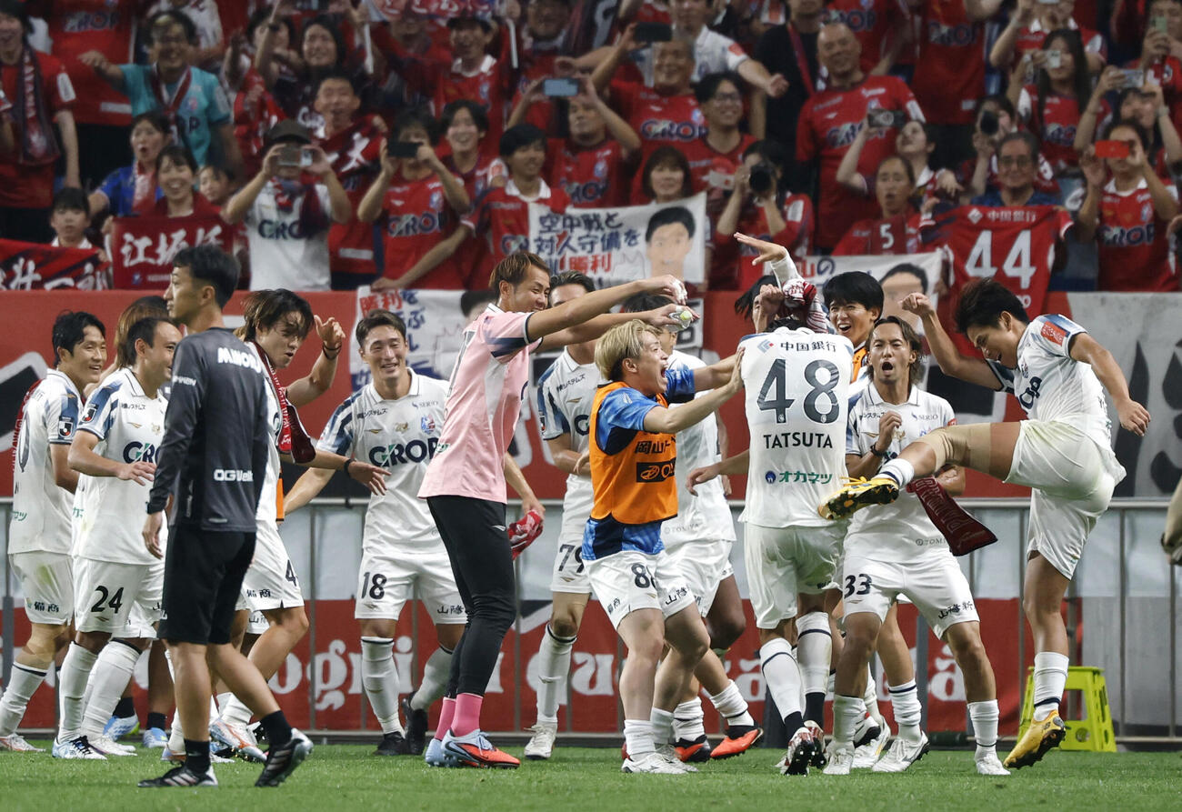 浦和に競り勝ち喜ぶ岡山の選手たち＝埼玉スタジアム（共同）