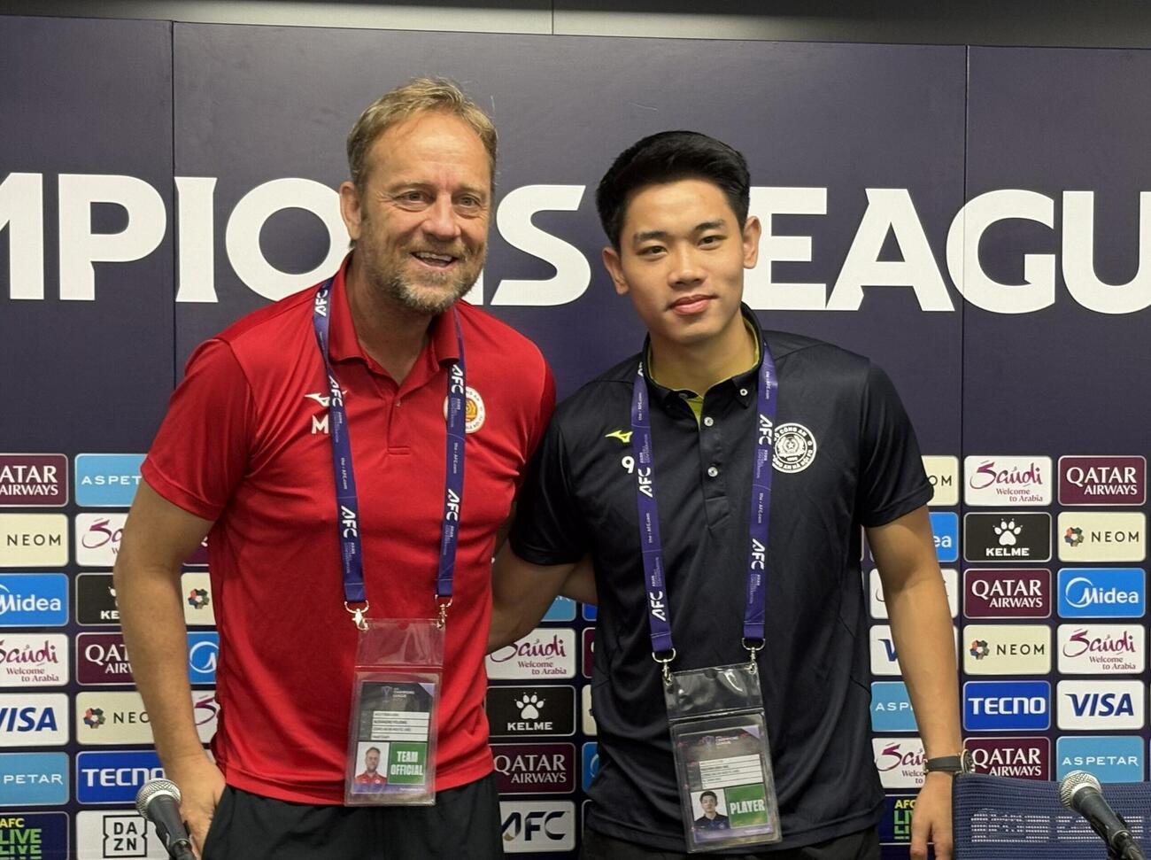 ACLEの前日会見に出席したハノイのペルキング監督とFWグエン・ディン・バック