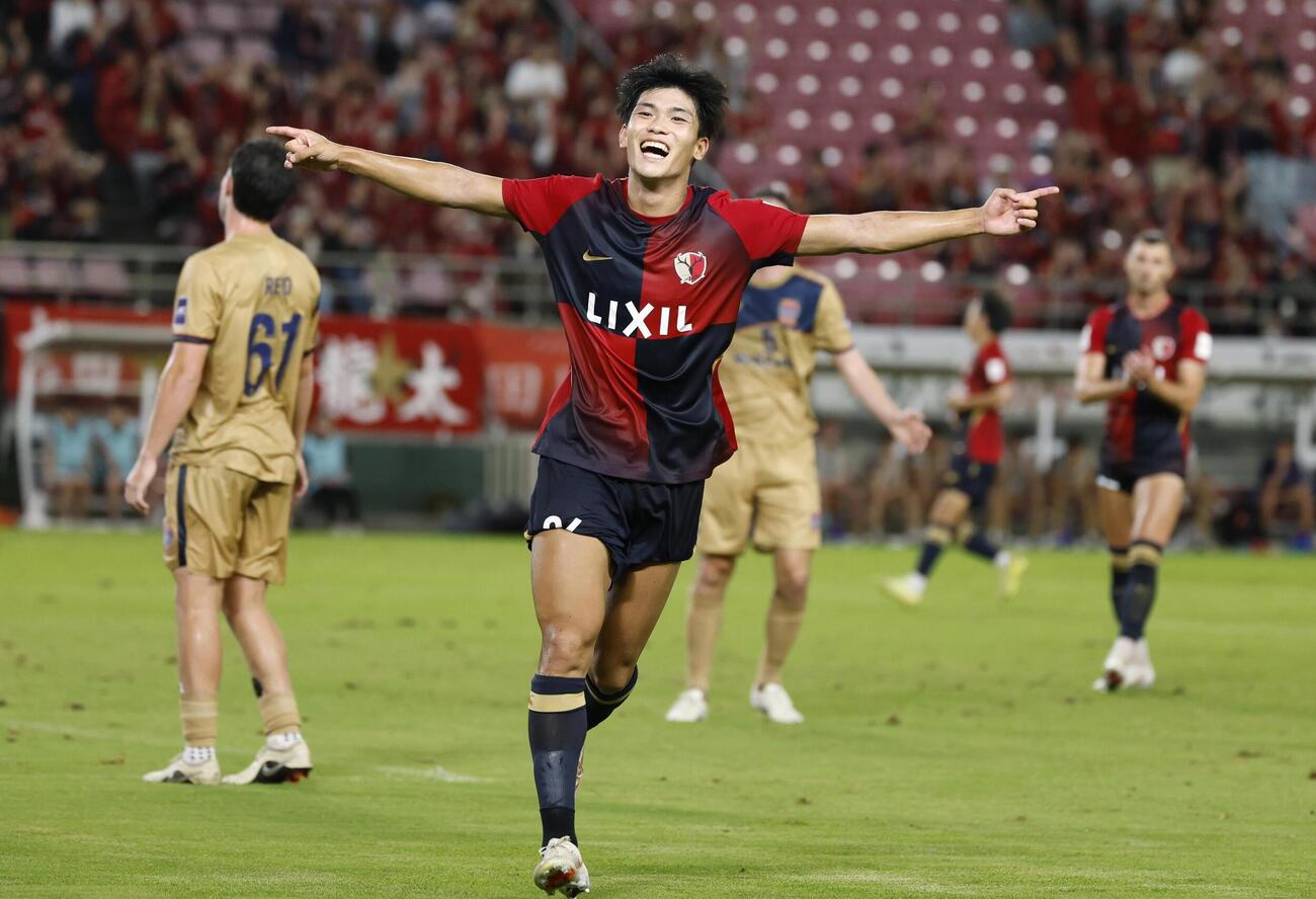 鹿島対ニューカッスル　前半、チーム4点目のゴールを決め駆け出す鹿島徳田（共同）