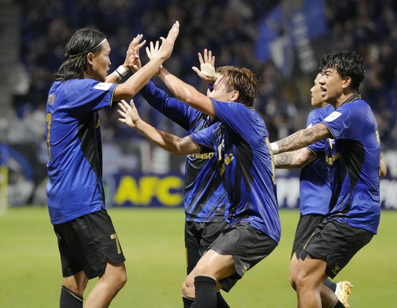 G大阪－コンアン・ハノイ　前半、先制ゴールを決め祝福されるG大阪宇佐美（左端）（共同）