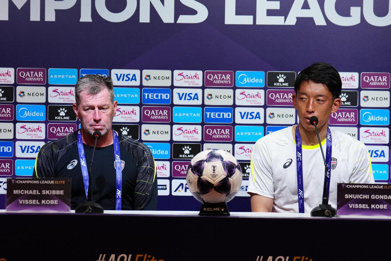 ACLEのポート戦前日会見に出席した神戸のスキッベ監督（左）とGK権田（C）VISSEL KOBE