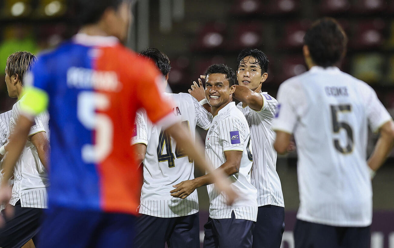 神戸－ポート　後半、ゴールを決め祝福される神戸武藤（右から2人目）（ゲッティ＝共同）