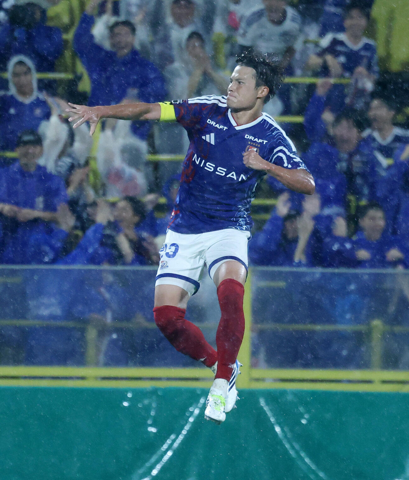6日、柏戦でゴールを決めジャンプして喜ぶ横浜宮市亮（撮影・鈴木正人）