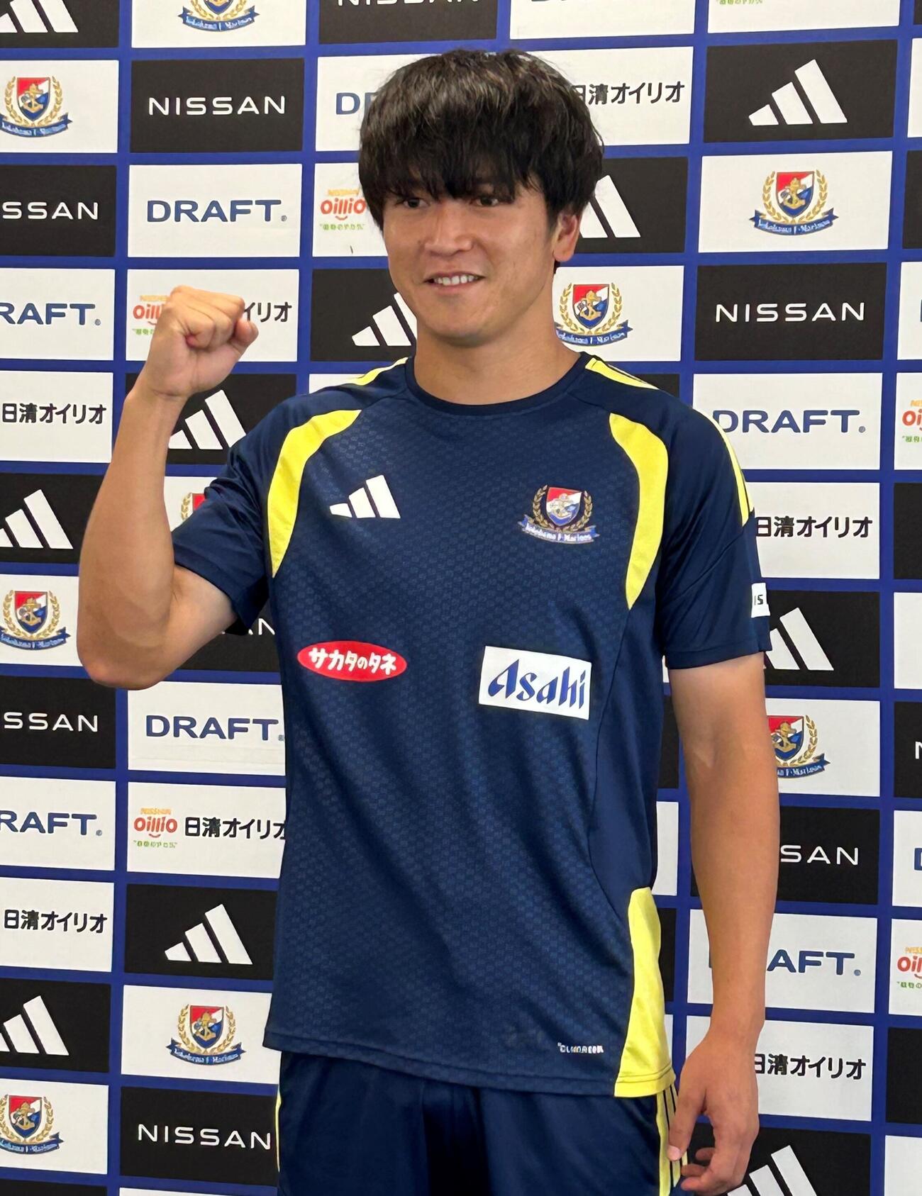 日本代表に初選出された横浜FW谷村海那は会見でガッツポーズを見せる