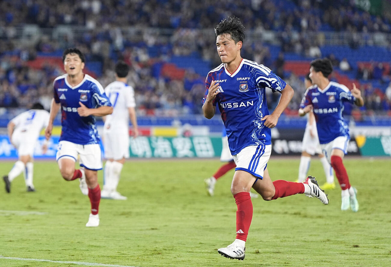 横浜M－水戸　後半、チーム2点目のゴールを決め駆け出す横浜M・山根（手前）＝日産スタジアム（共同）