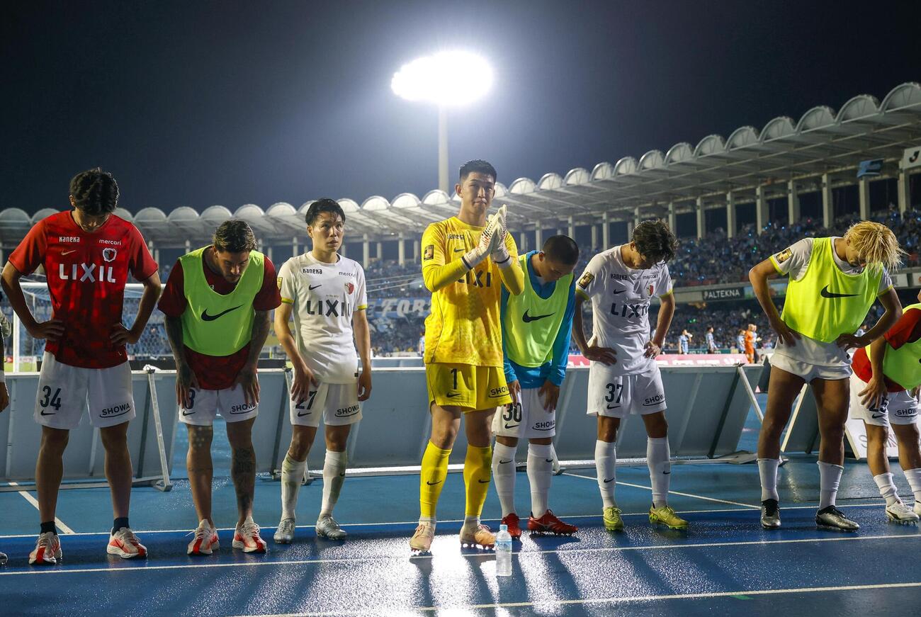 川崎と引き分け、サポーターにあいさつするGK早川（中央）ら鹿島の選手たち（共同）