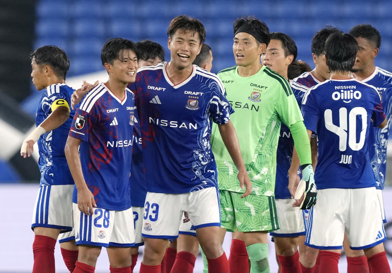 水戸に快勝し、喜ぶ山根（左から2人目）ら横浜Mイレブン＝日産スタジアム（共同）