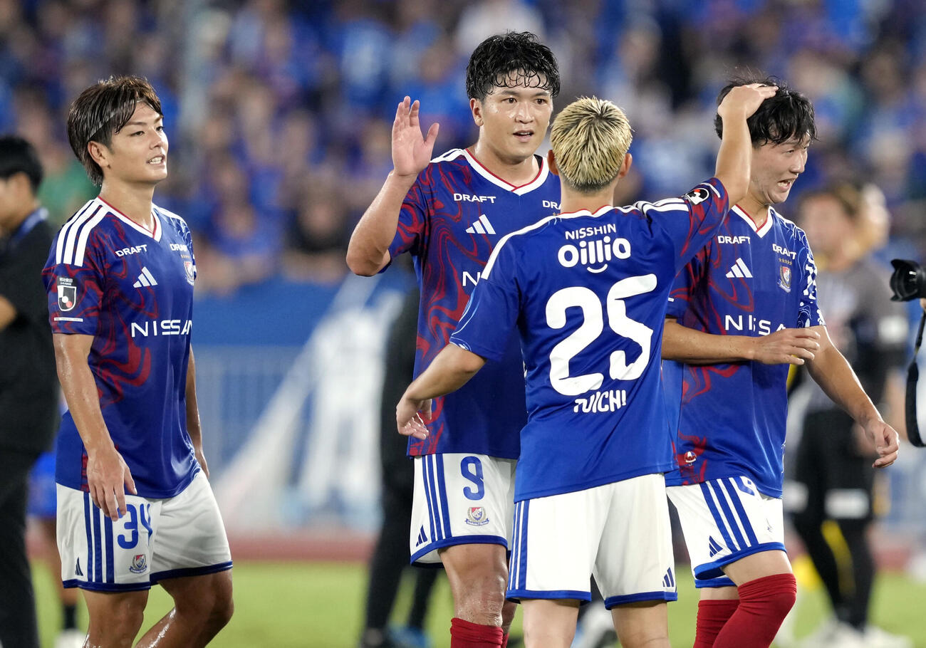 水戸に快勝し、タッチを交わす横浜M・谷村（左から2人目）＝日産スタジアム