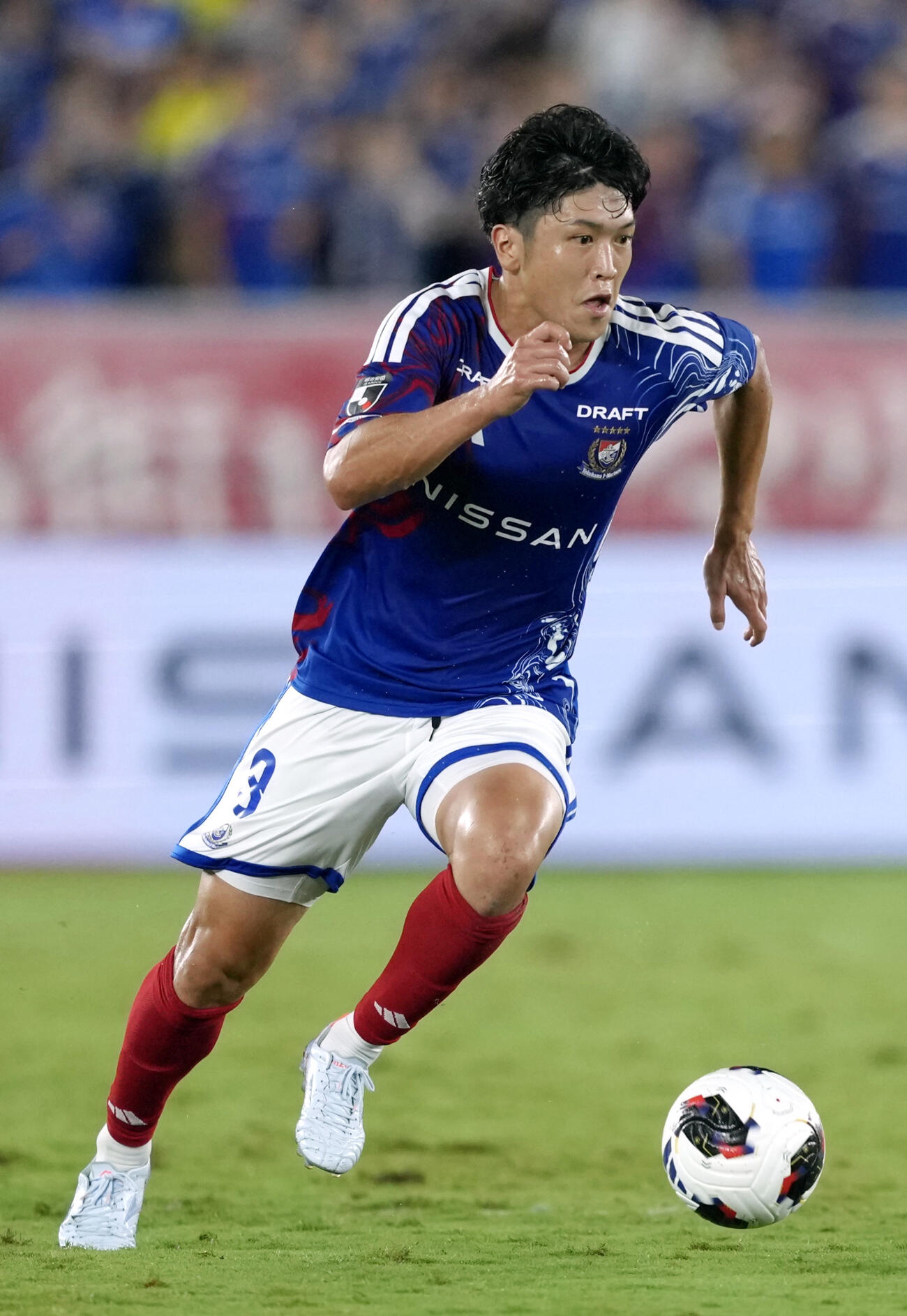横浜M－水戸　前半、攻め込む横浜M・谷村＝日産スタジアム