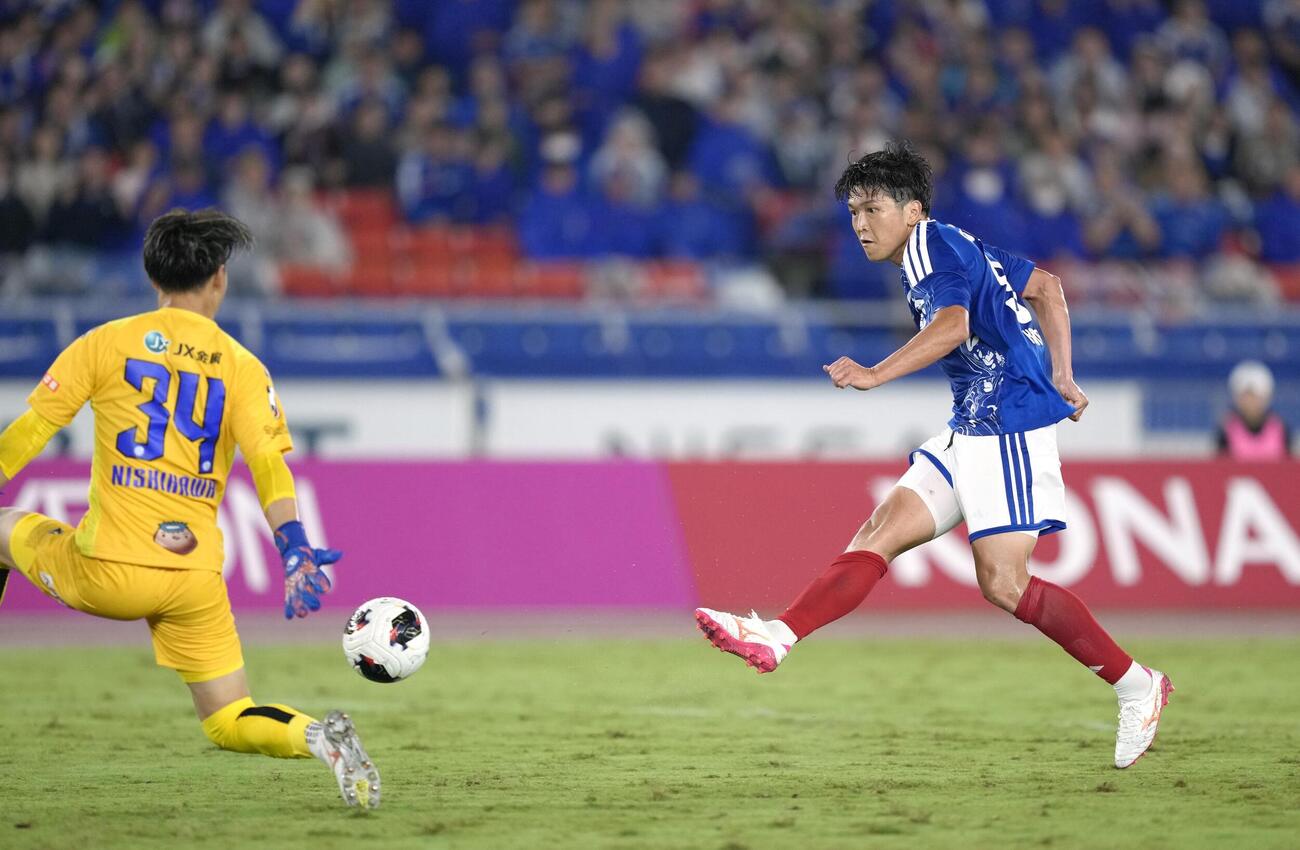 横浜M－水戸　後半、ゴールを狙う横浜M・谷村（右）＝日産スタジアム