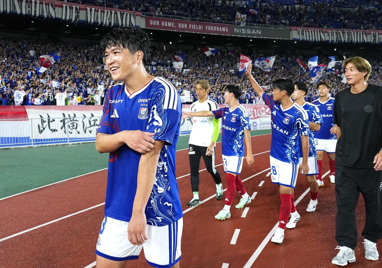 水戸に快勝し、笑顔を見せる横浜M・谷村（手前）＝日産スタジアム