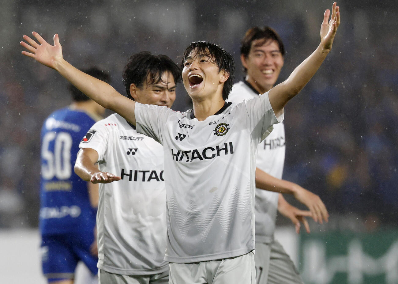 町田対柏　後半、チーム3点目のゴールを決め喜ぶ柏小泉（共同）