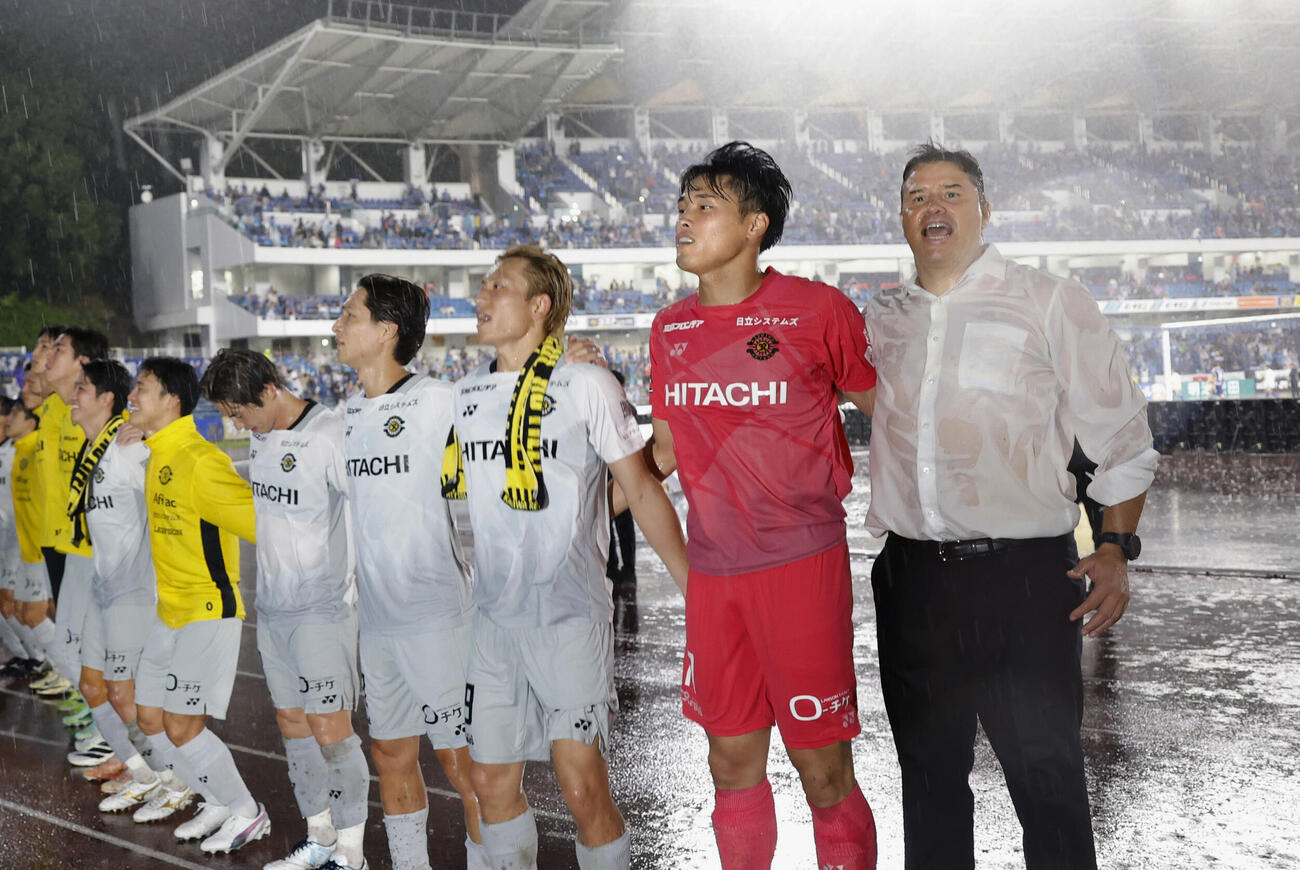 町田に勝利し、サポーターと喜びを分かち合うロドリゲス監督（右端）と柏の選手たち（共同）