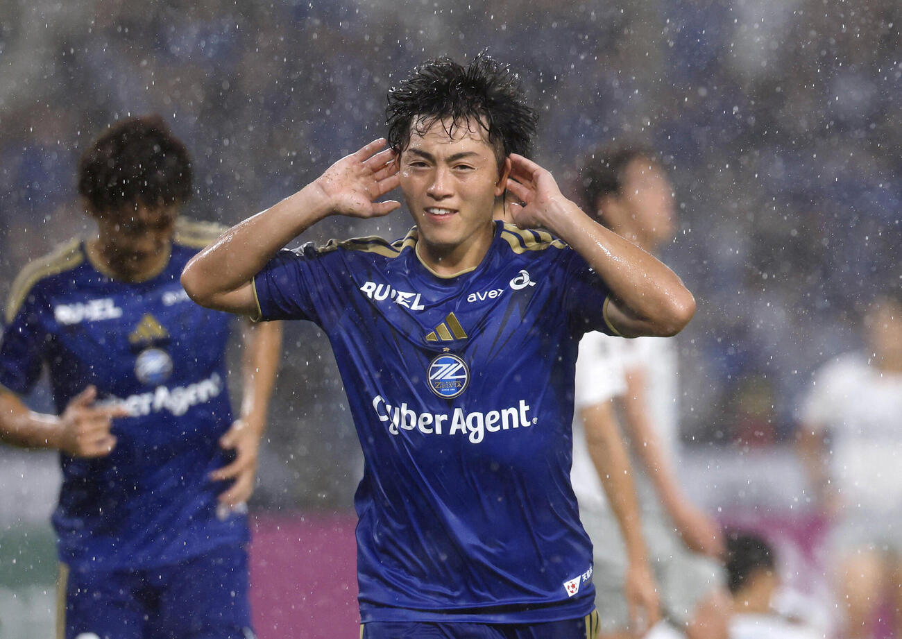 町田泰柏　前半、先制ゴールを決め駆け出す町田相馬（共同）