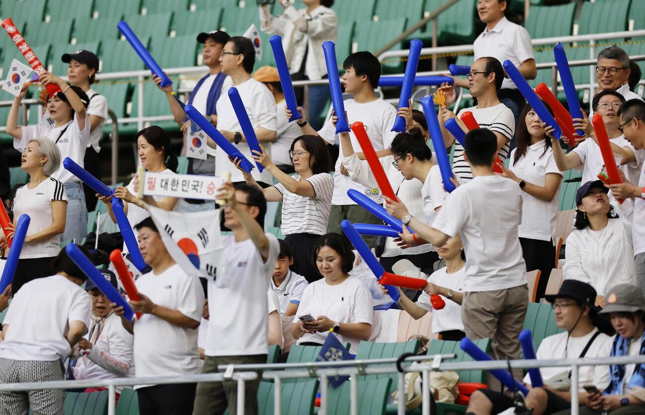 サッカー女子の北朝鮮戦に駆けつけた韓国サポーター（共同）