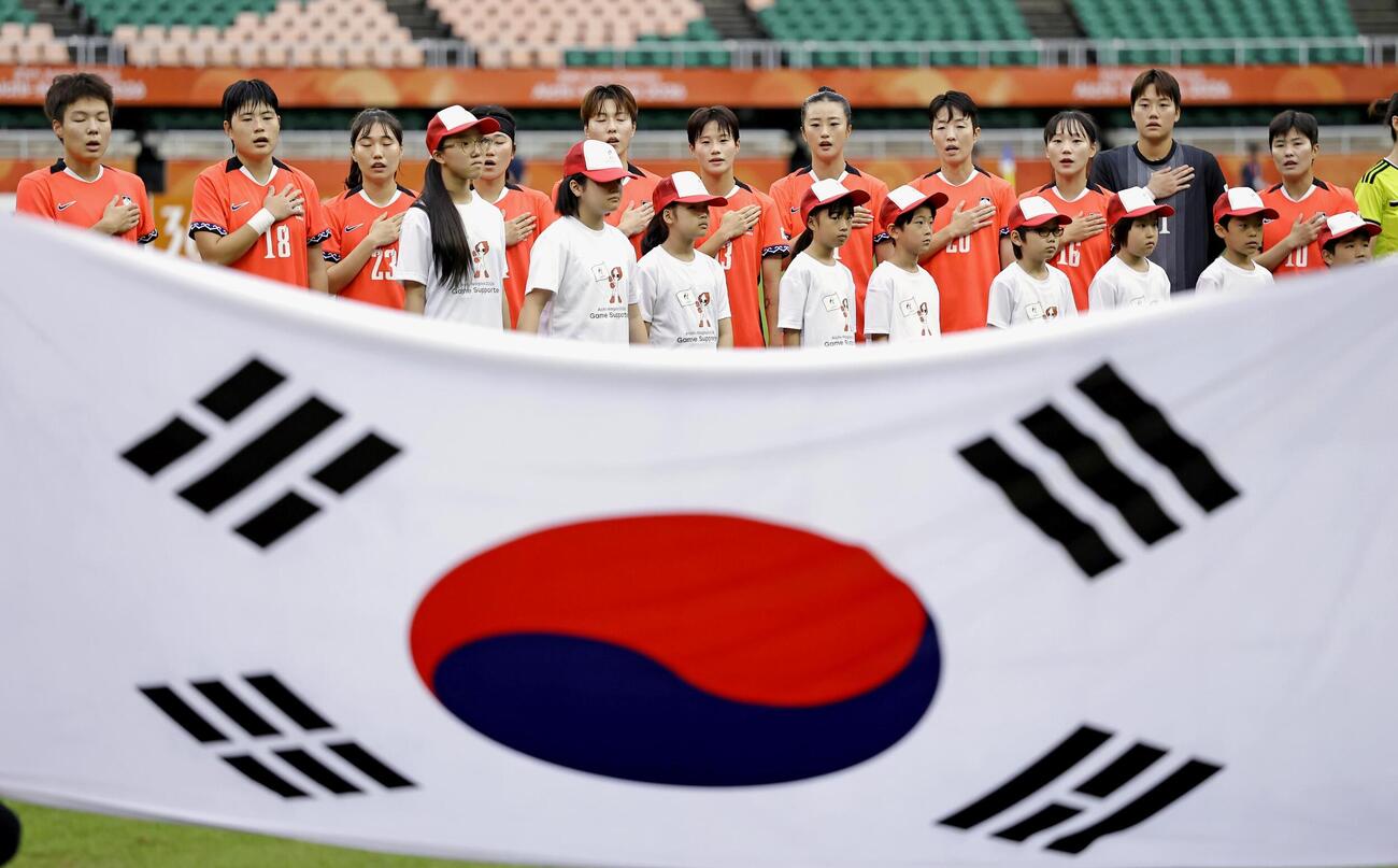サッカー女子の北朝鮮戦に臨む韓国の選手（共同）