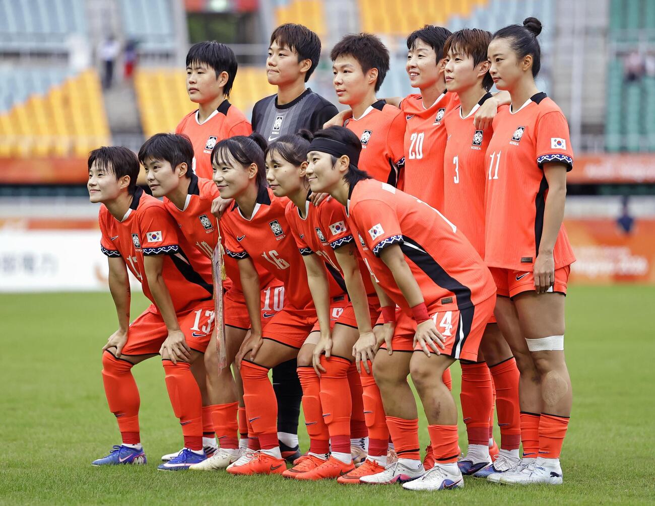 サッカー女子の北朝鮮戦に臨む韓国の選手（共同）