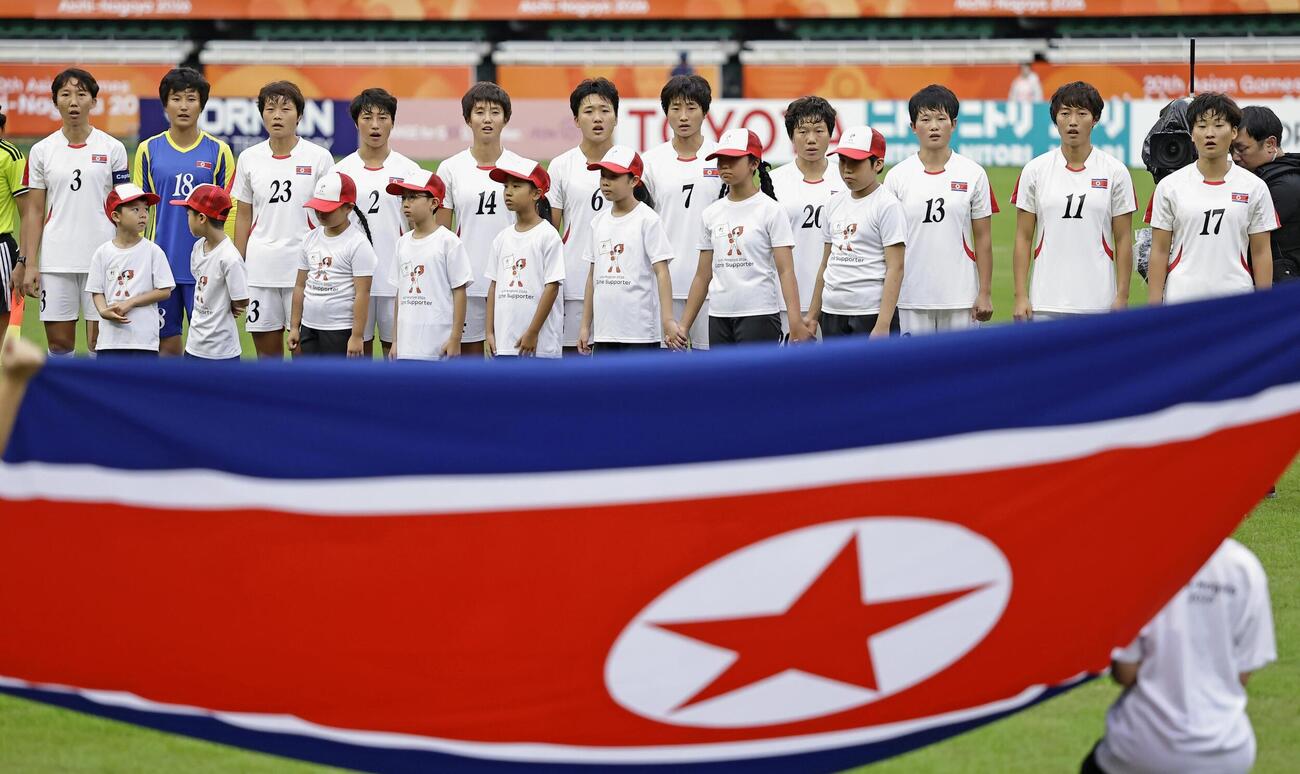 サッカー女子の韓国戦に臨む北朝鮮の選手（共同）