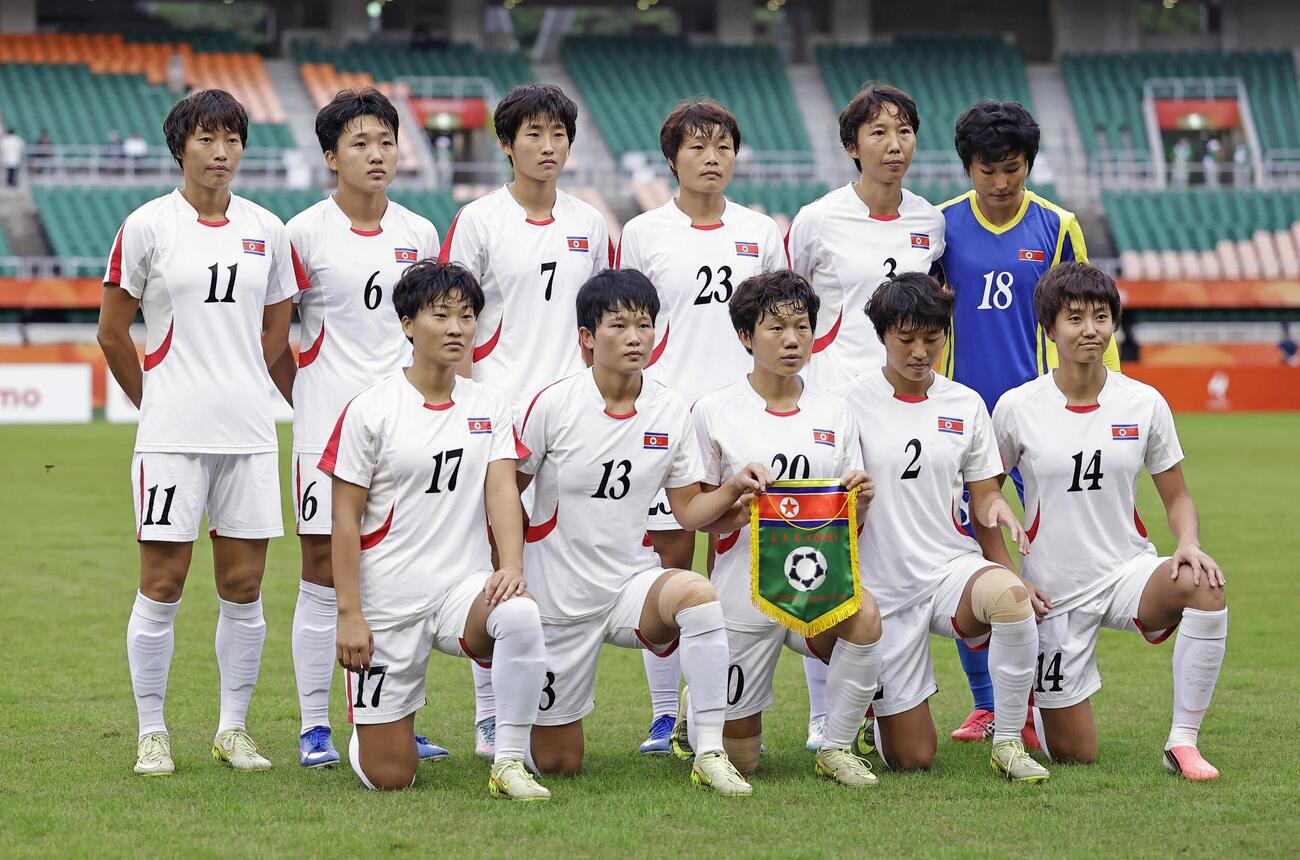 サッカー女子の韓国戦に臨む北朝鮮の選手（共同）