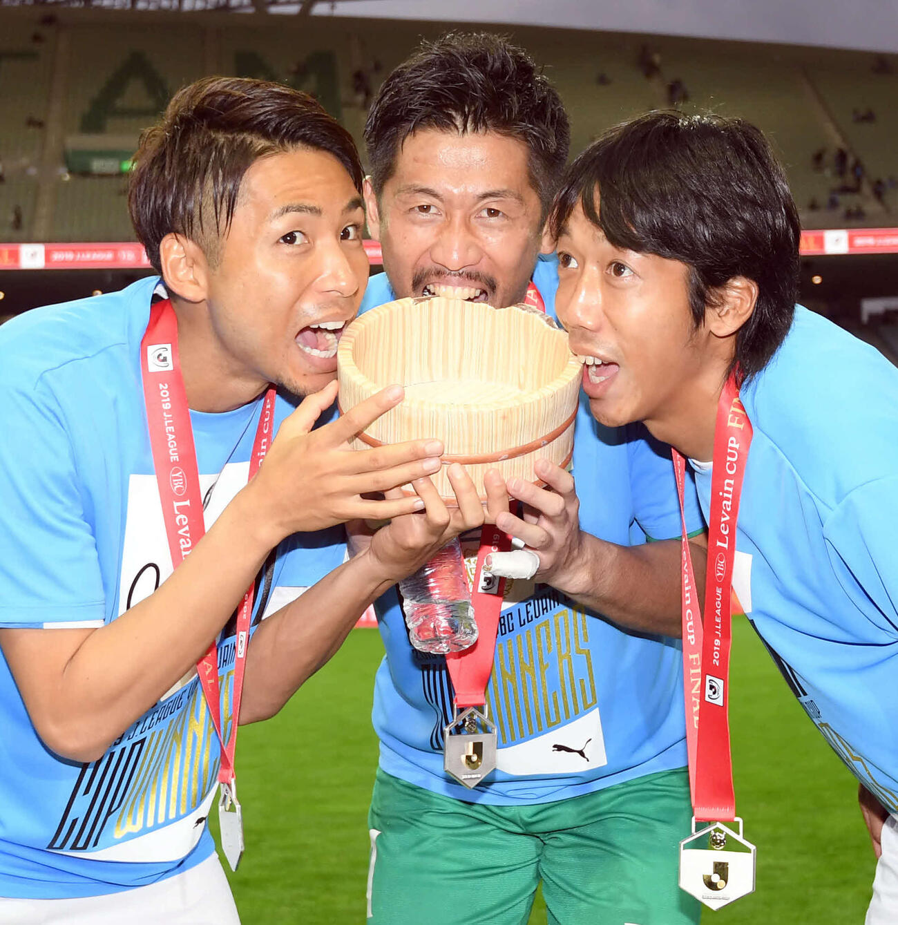 2019年10月、ルヴァン杯　決勝札幌対川崎F　風呂おけチョコクッキーにかぶりつく川崎Fの、左から小林、GK新井、中村