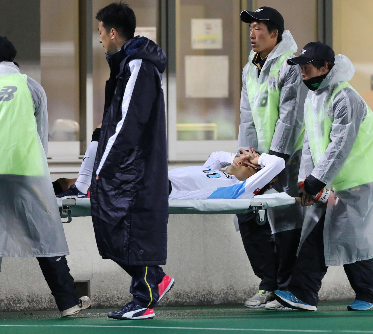 2015年3月、山形対川崎F　後半途中、負傷し担架で運ばれる川崎F・FW小林