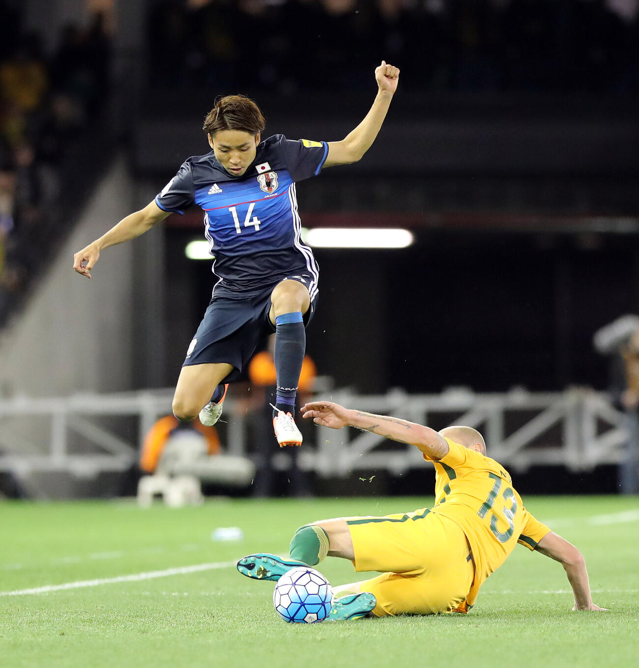 2016年10月、サッカーW杯ロシア大会アジア最終予選　B組　日本対オーストラリア　後半、スライディングタックルをかわす小林悠