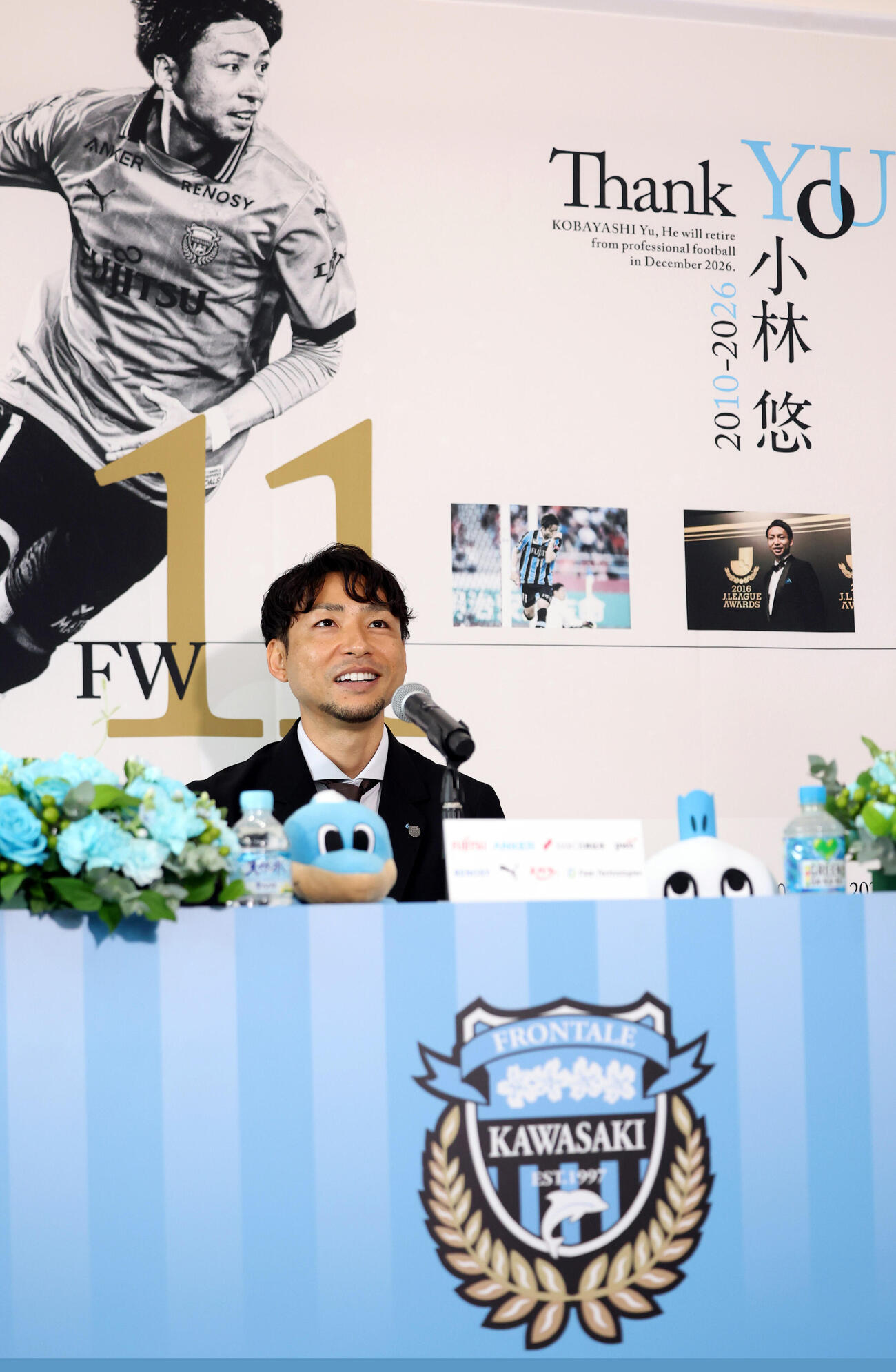引退会見で笑みも浮かべ思い出を語る川﨑F小林悠（撮影・浅見桂子）