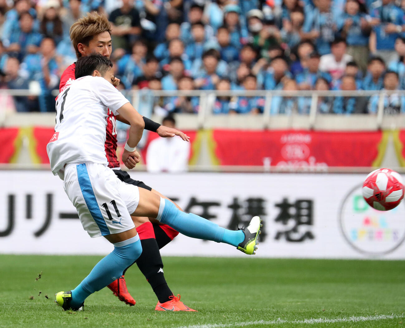 2019年10月、札幌対川崎F　後半、勝ち越しのゴールを決める川崎F・FW小林（手前）
