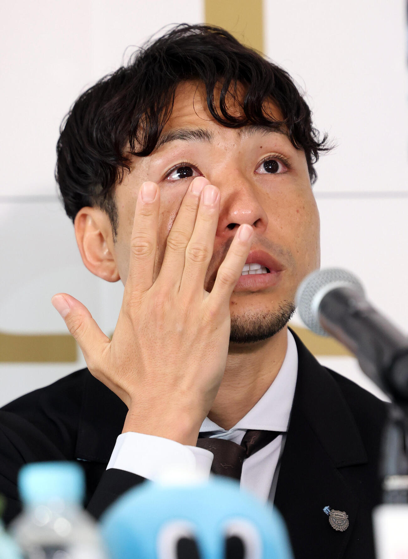引退会見で涙をぬぐう川﨑F小林悠（撮影・浅見桂子）