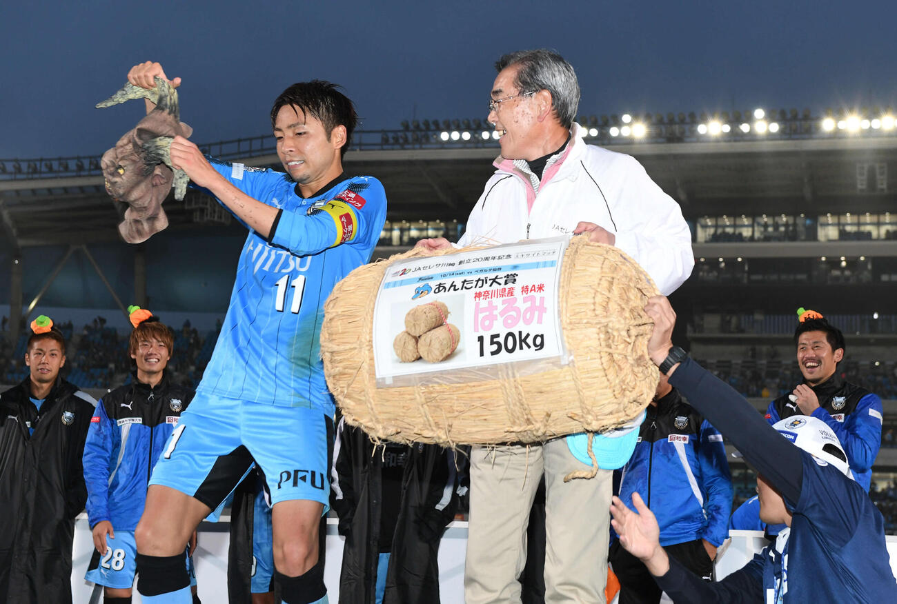 2017年10月、川崎F対仙台　2得点して「あんたが大賞」に選ばれた川崎F・FW小林（手前左）はハロウィーンにちなんでかぶっていた怪物のマスクを脱ぐ