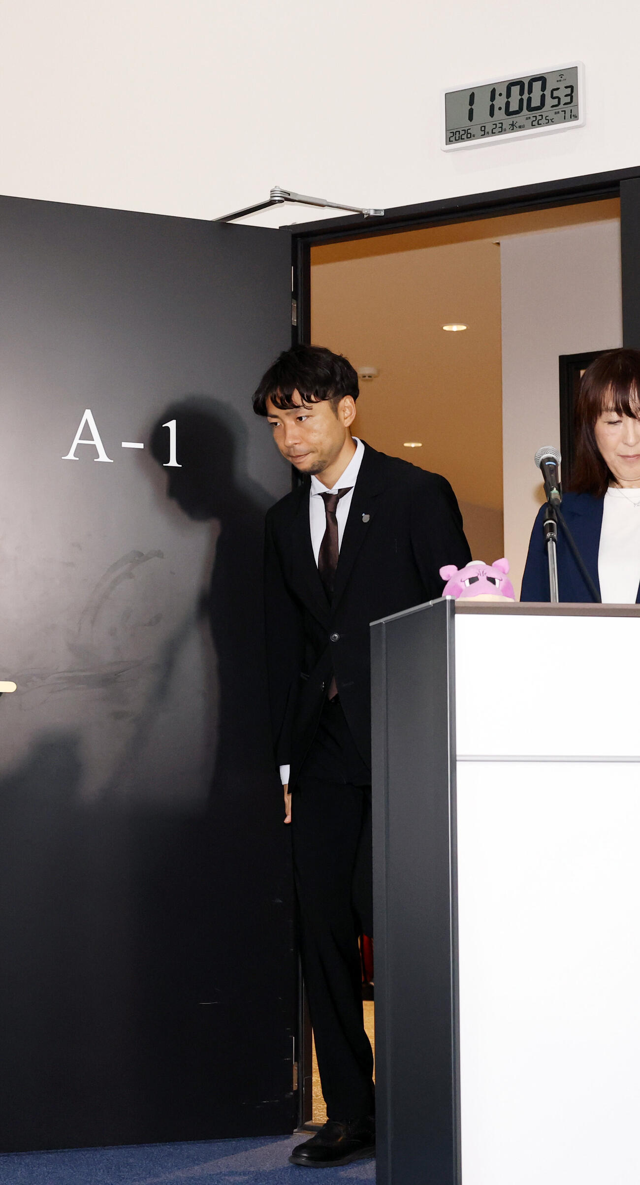 背番号と同じ11時に会見場に入る川﨑F小林悠（撮影・浅見桂子）