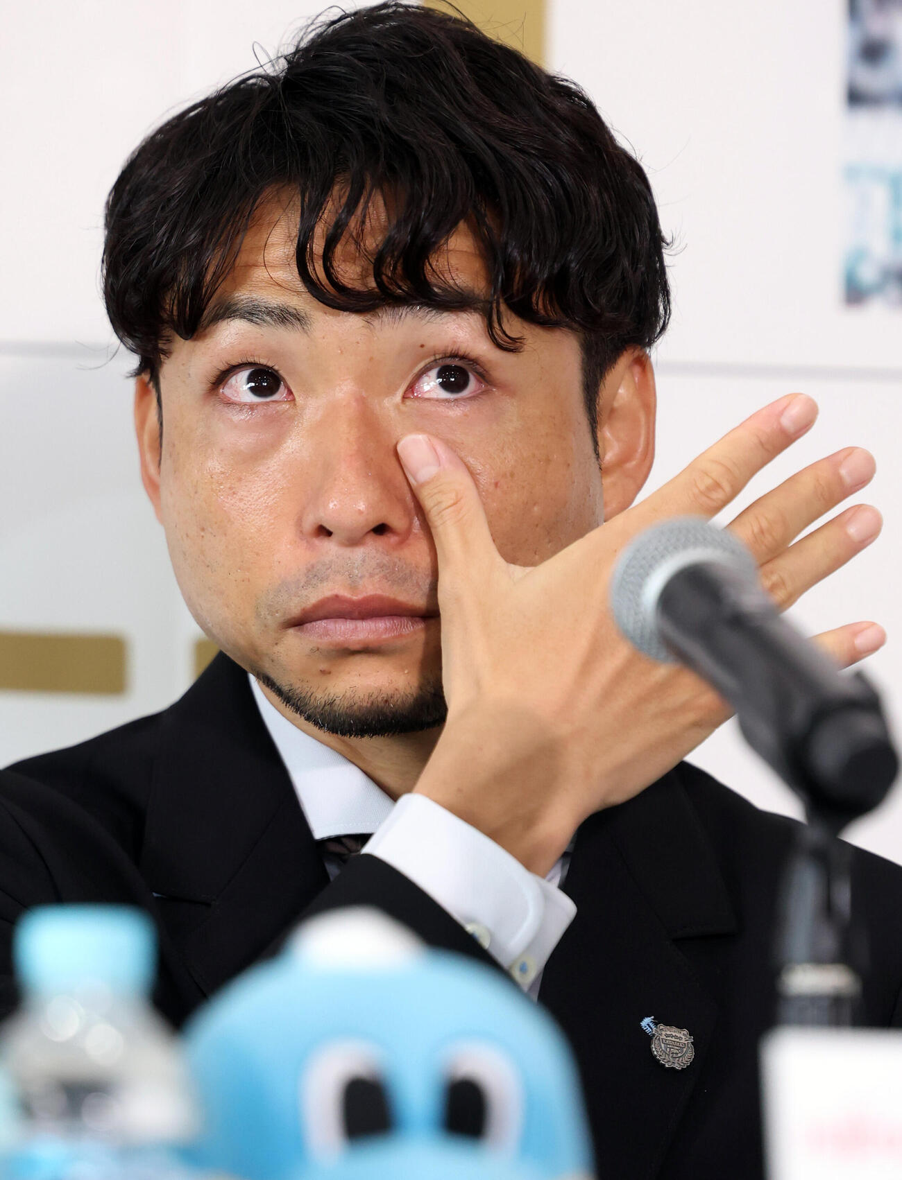 引退会見で涙をぬぐう川﨑F小林悠（撮影・浅見桂子）