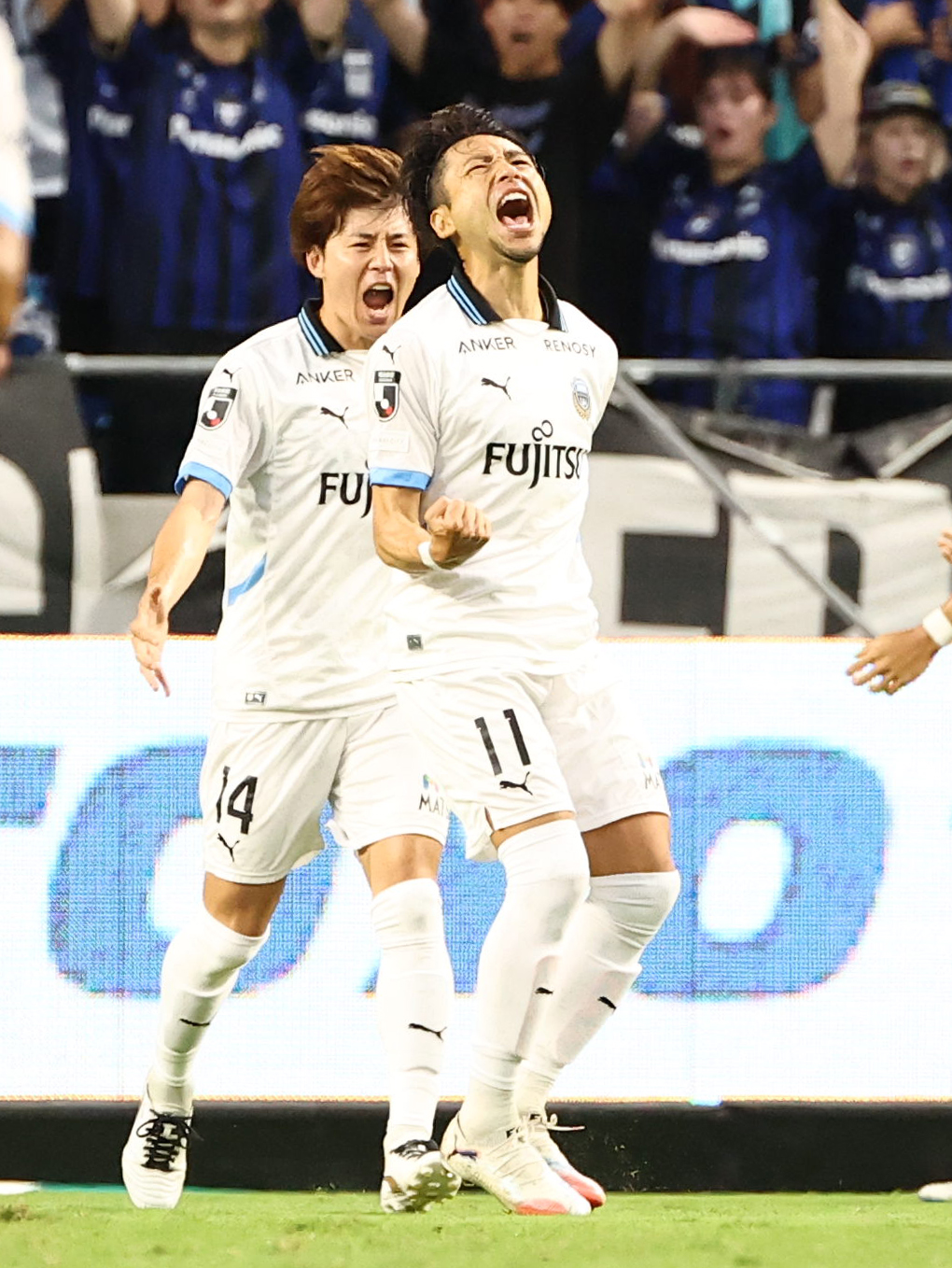 G大阪対川崎F　前半、先制ゴールを決めた川崎F小林悠はガッツポーズを見せる（2025年7月20日撮影）