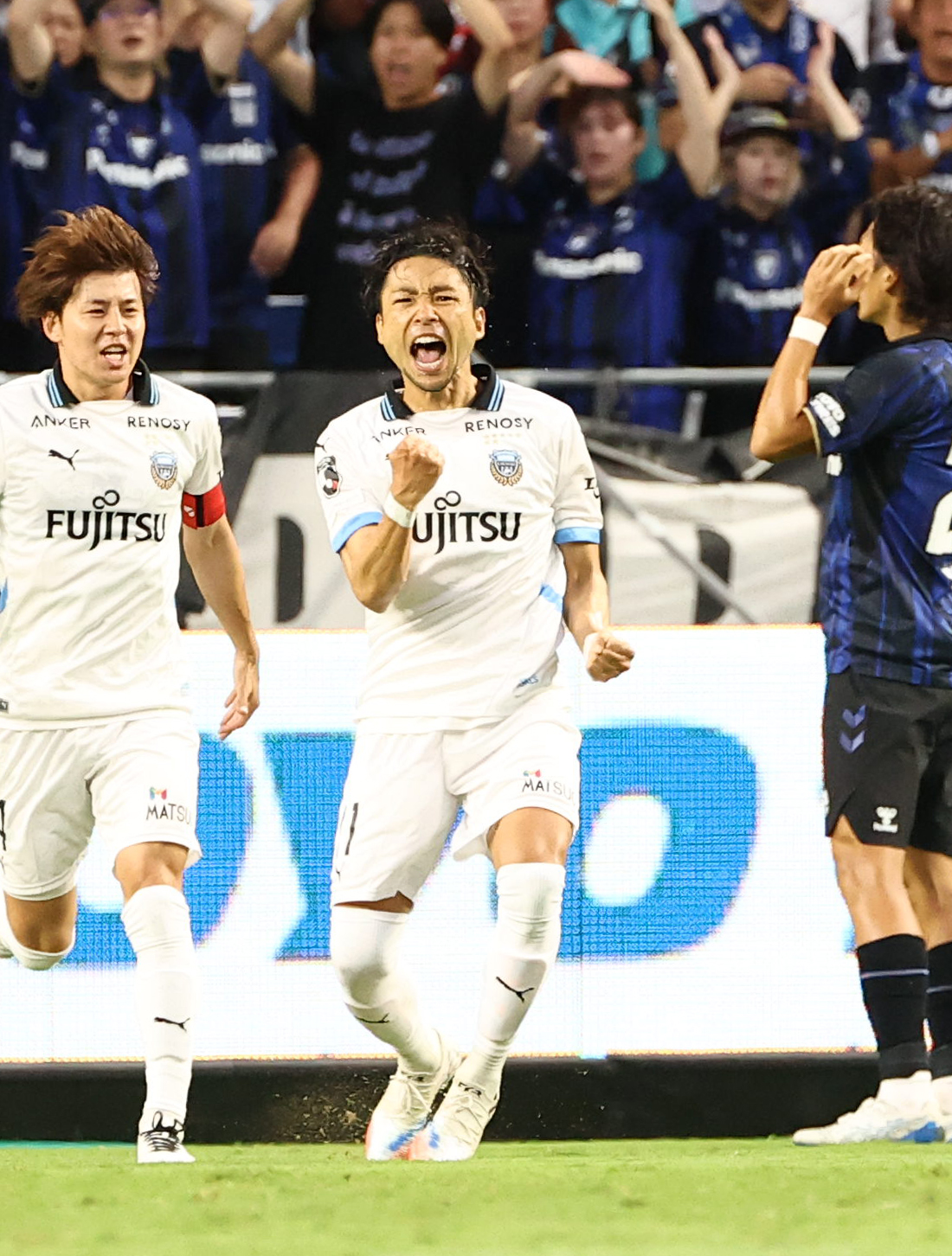 G大阪対川崎F　前半、先制ゴールを決めた川崎F小林悠はガッツポーズを見せる（2025年7月20日撮影）