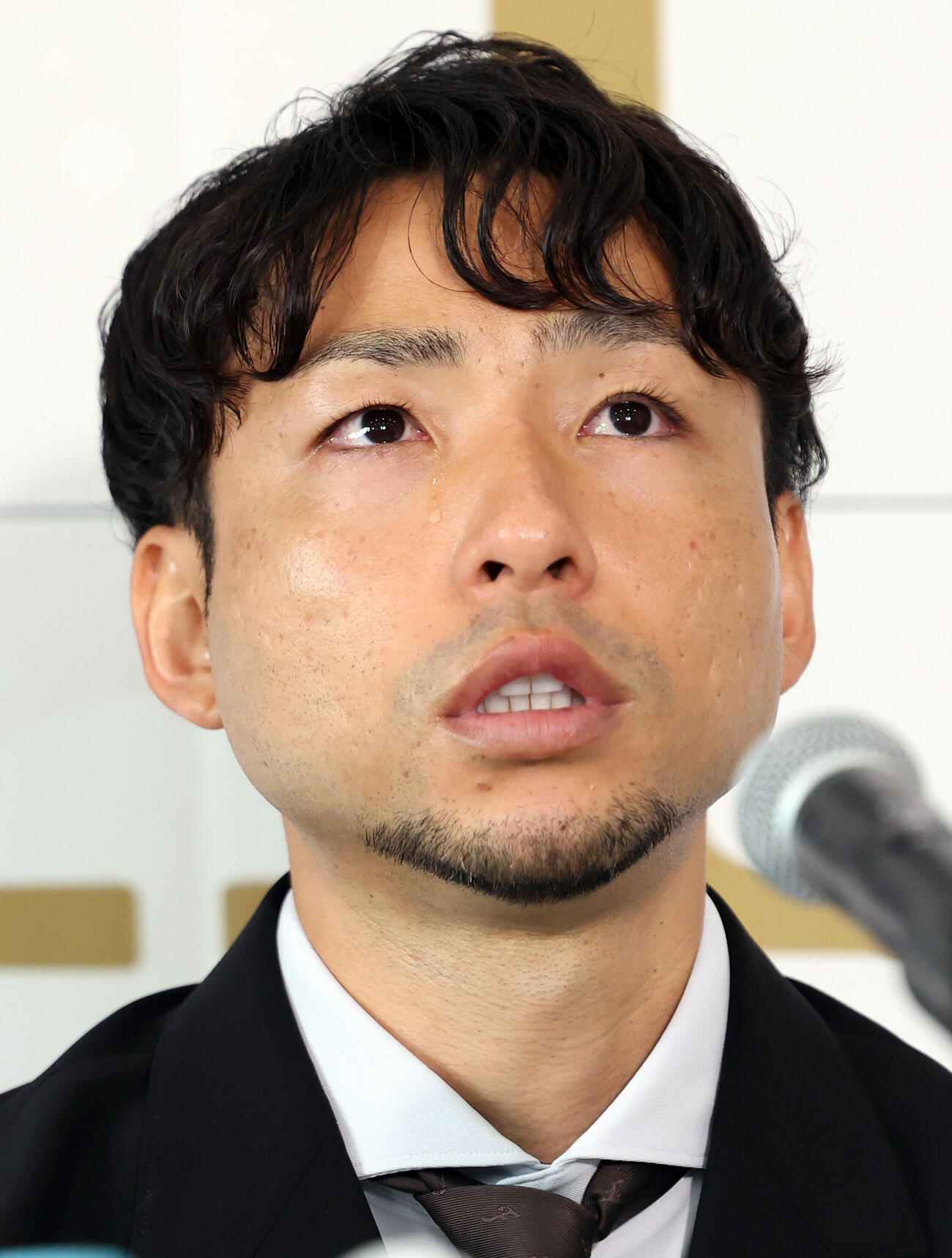 引退会見で涙を流す川﨑F小林悠（撮影・浅見桂子）