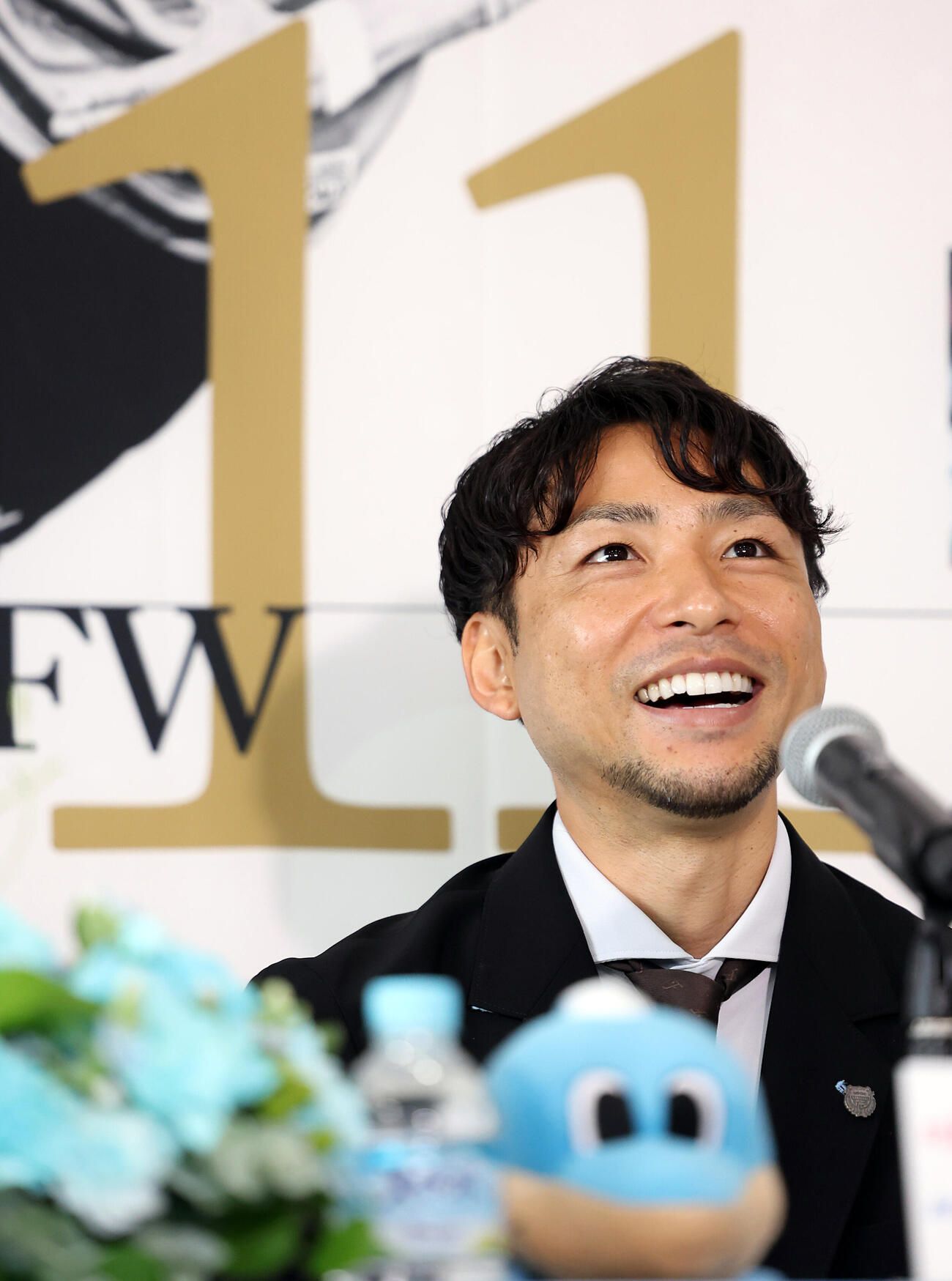 引退会見で笑みも浮かべ思い出を語る川﨑F小林悠（撮影・浅見桂子）